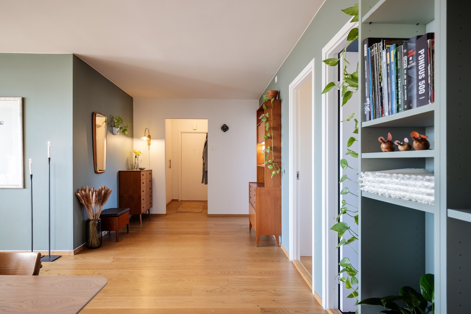 I den andre delen av stuen har du plass til kommode eller skap, alt etter dine ønsker og behov! Galleribilde