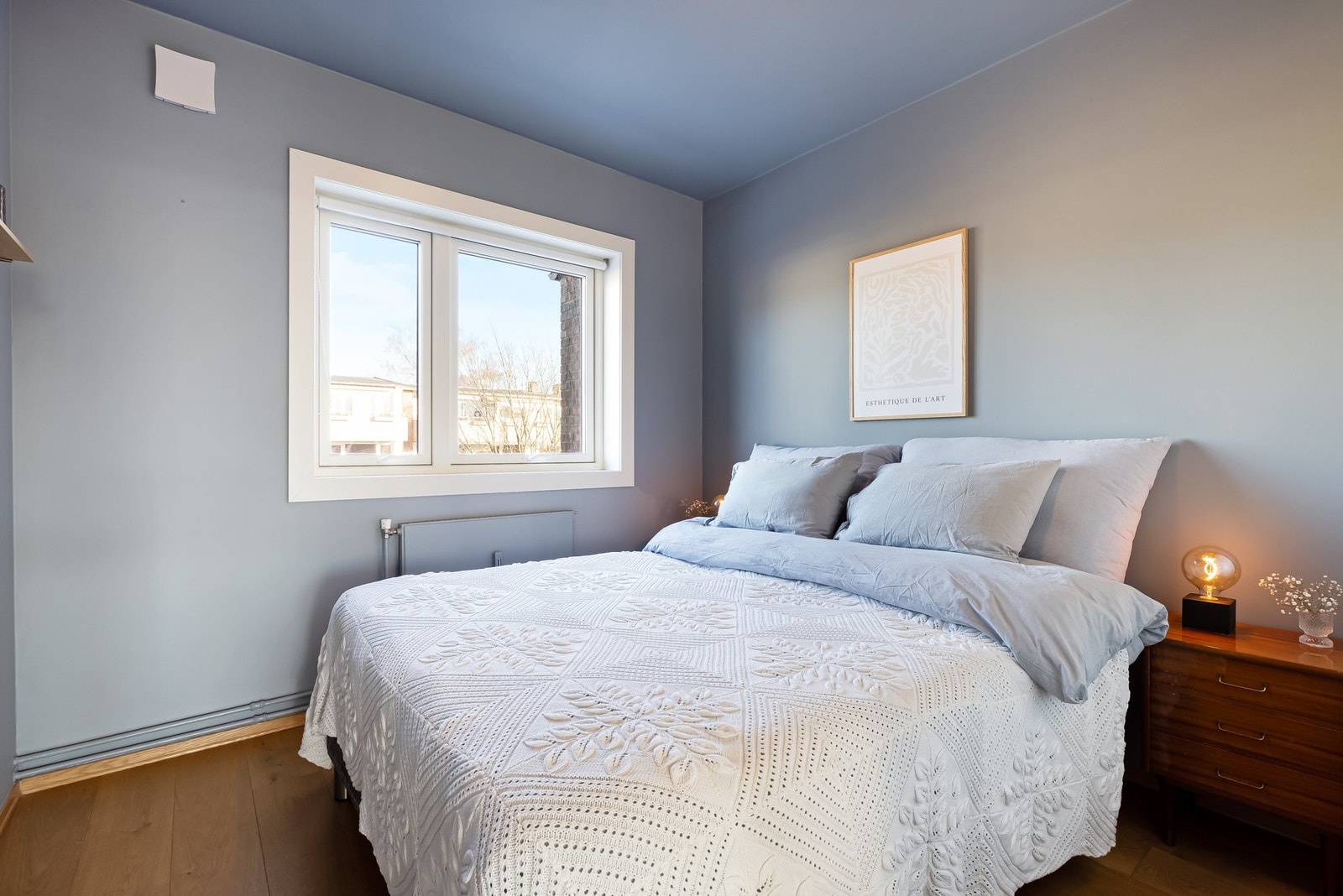 Leiligheten har to soverom av god størrelse. Hovedsoverommet har fin plass til en dobbeltseng med nattbord på begge sider og garderobeskap. Galleribilde