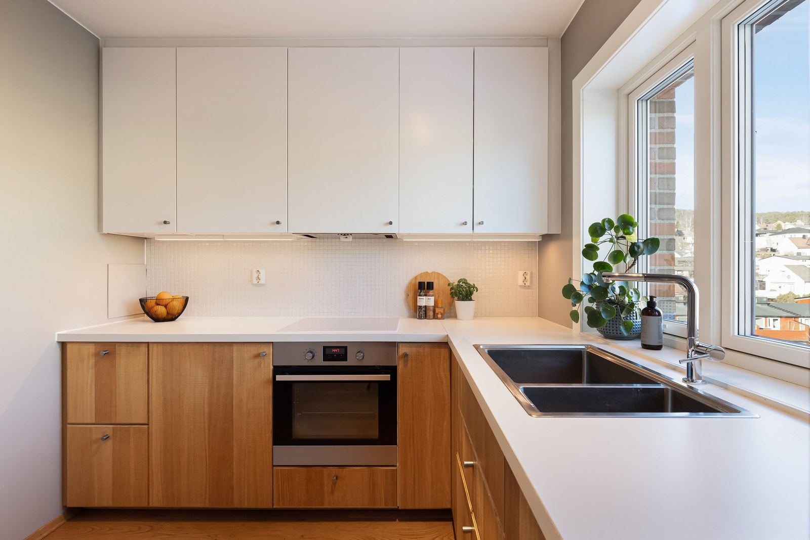 Kjøkkenet ble oppgradert i 2014 og har en stilren innredning med lekre eikefronter og en slitesterk laminatbenkeplate med nedfelt oppvaskkum. Galleribilde