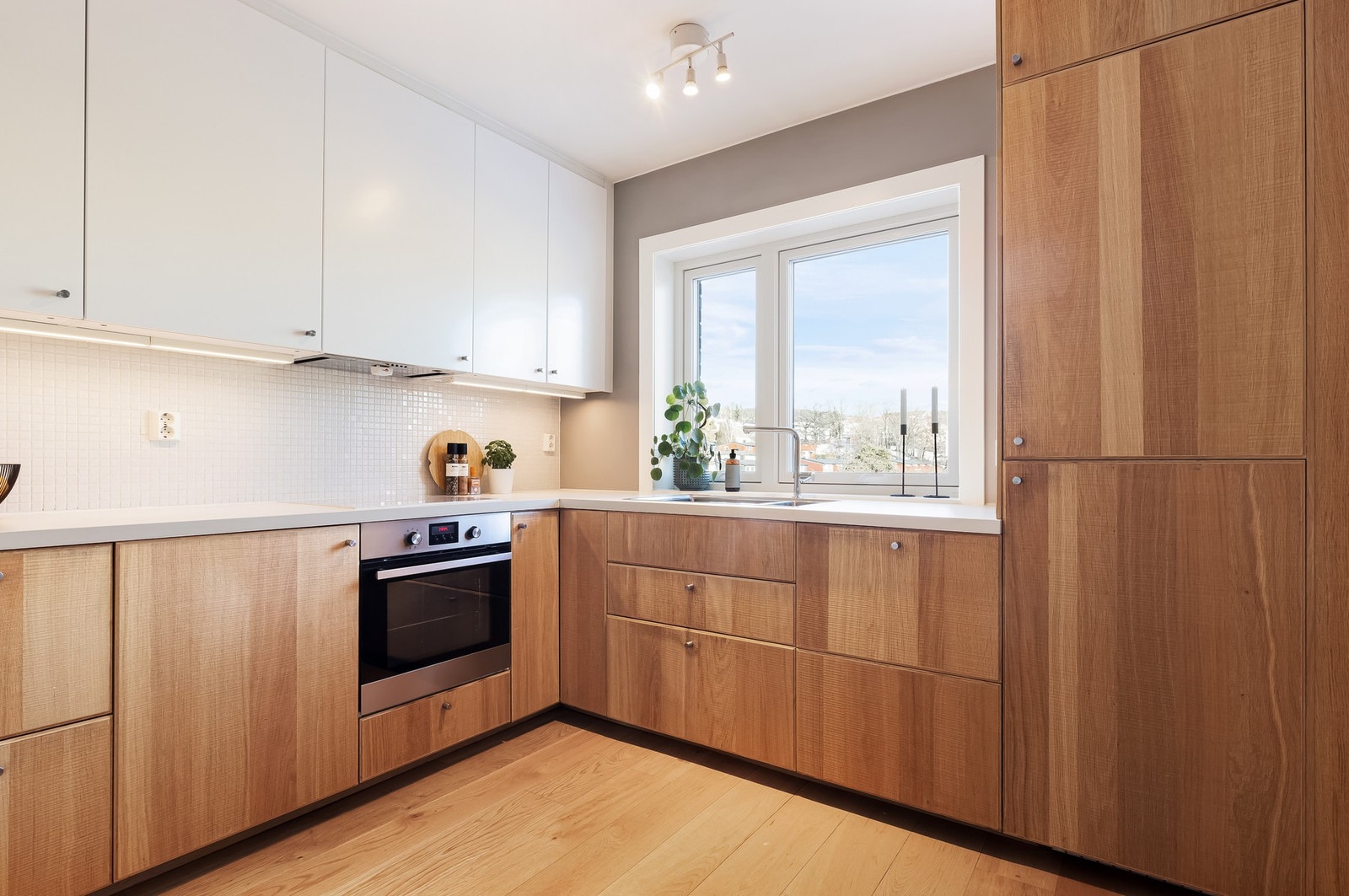 Lyst og praktisk kjøkken med en separat løsning som gir gode arbeidsforhold. Galleribilde