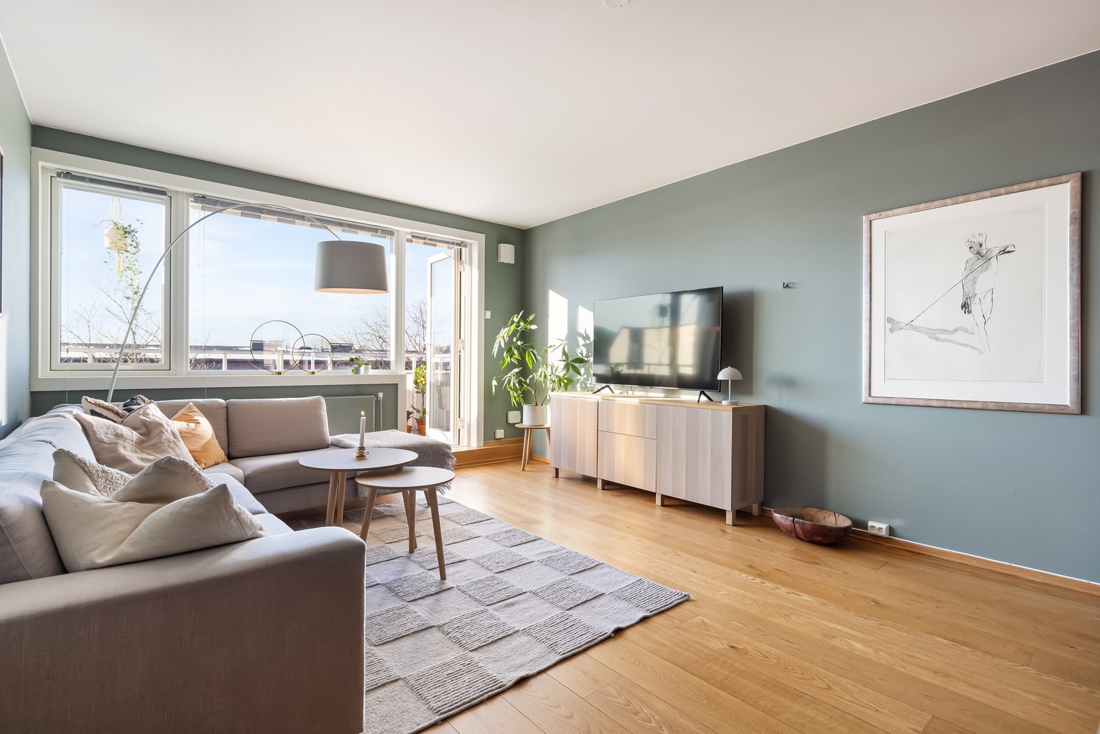 Leiligheten oppleves som lys og luftig med store vindusflater som slipper inn naturlig lys. Galleribilde