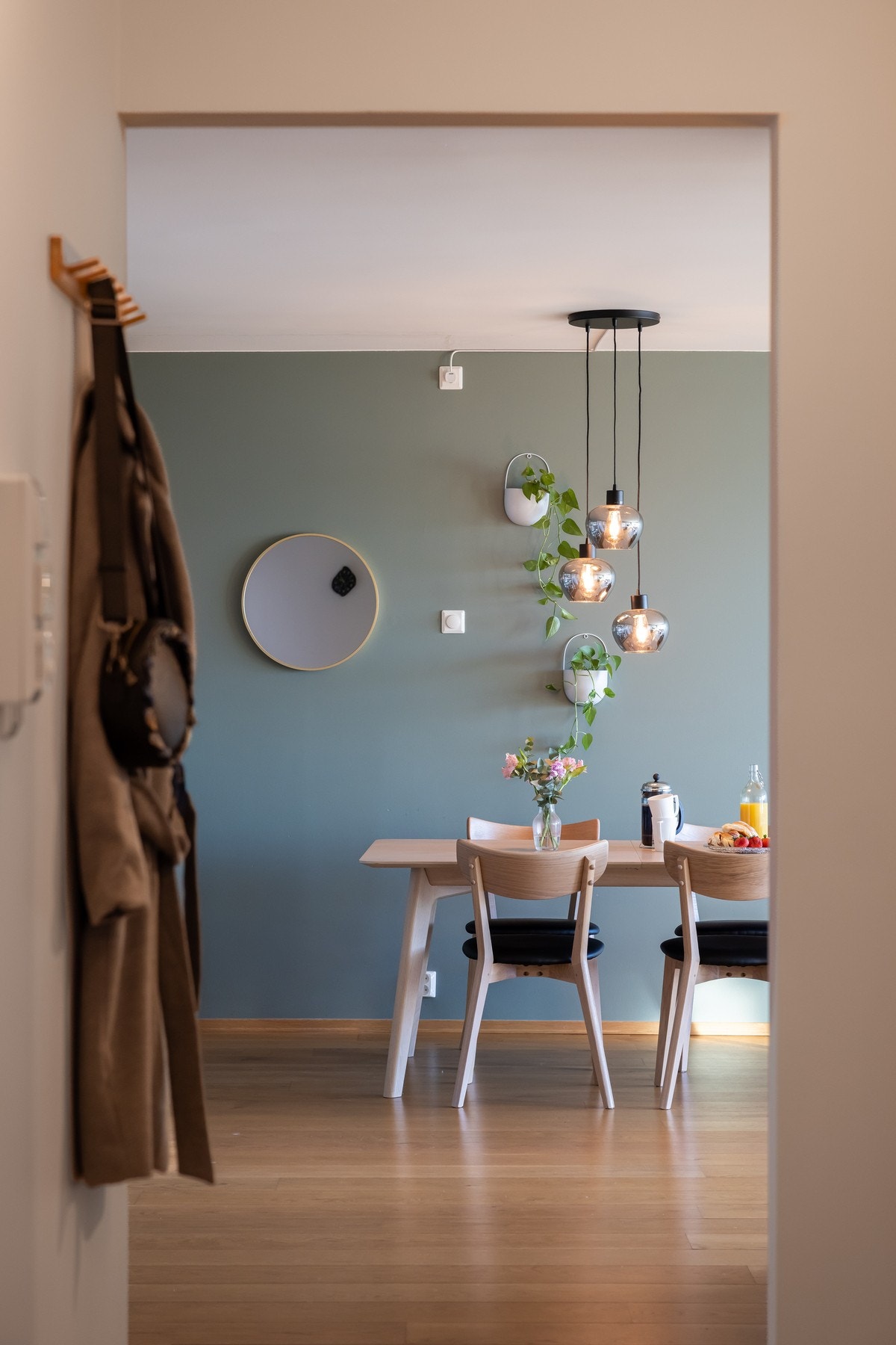 I entreen har du plass til knaggoppheng og garderobeløsning. Galleribilde