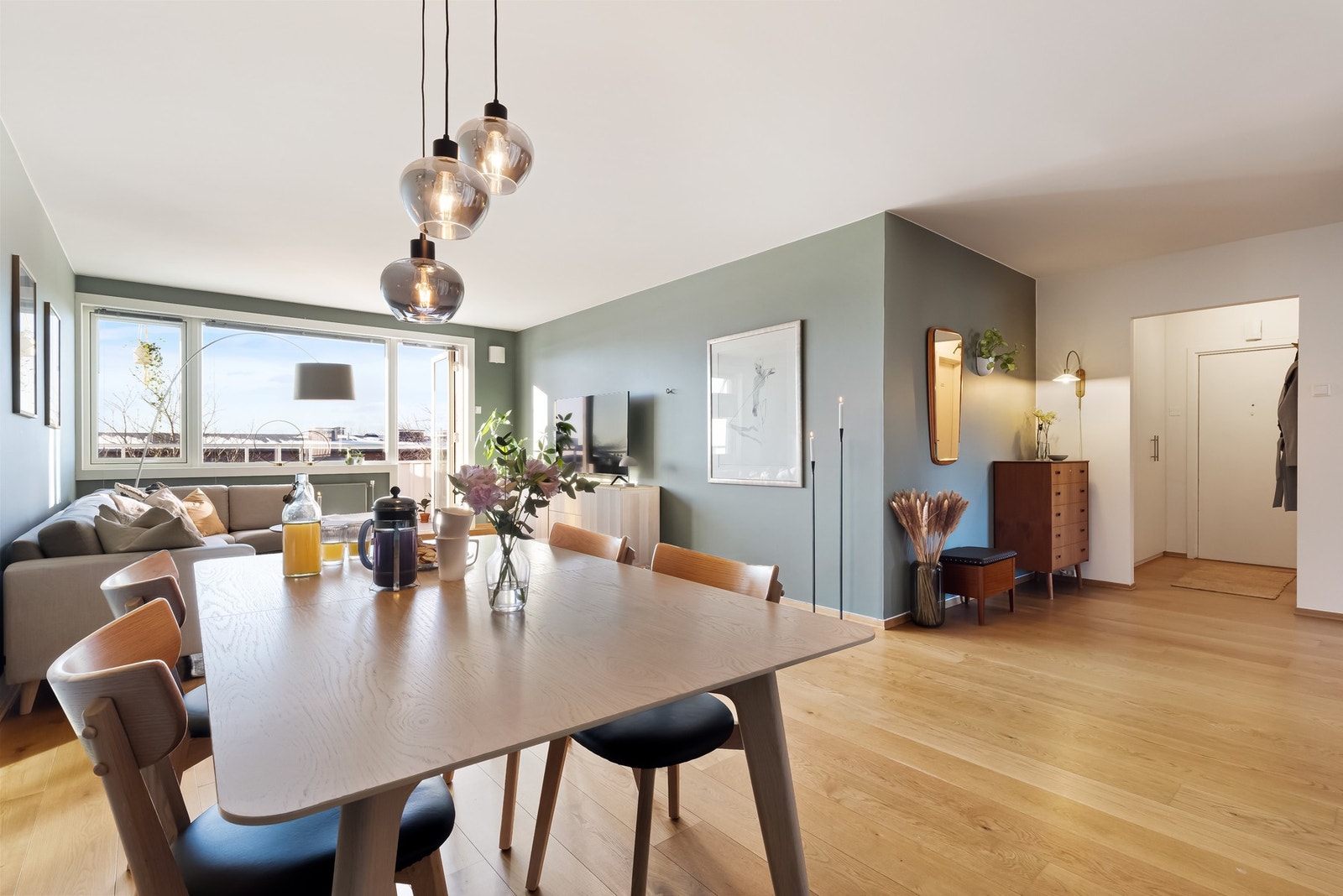 Videre har du plass til et stort spisebord. Galleribilde