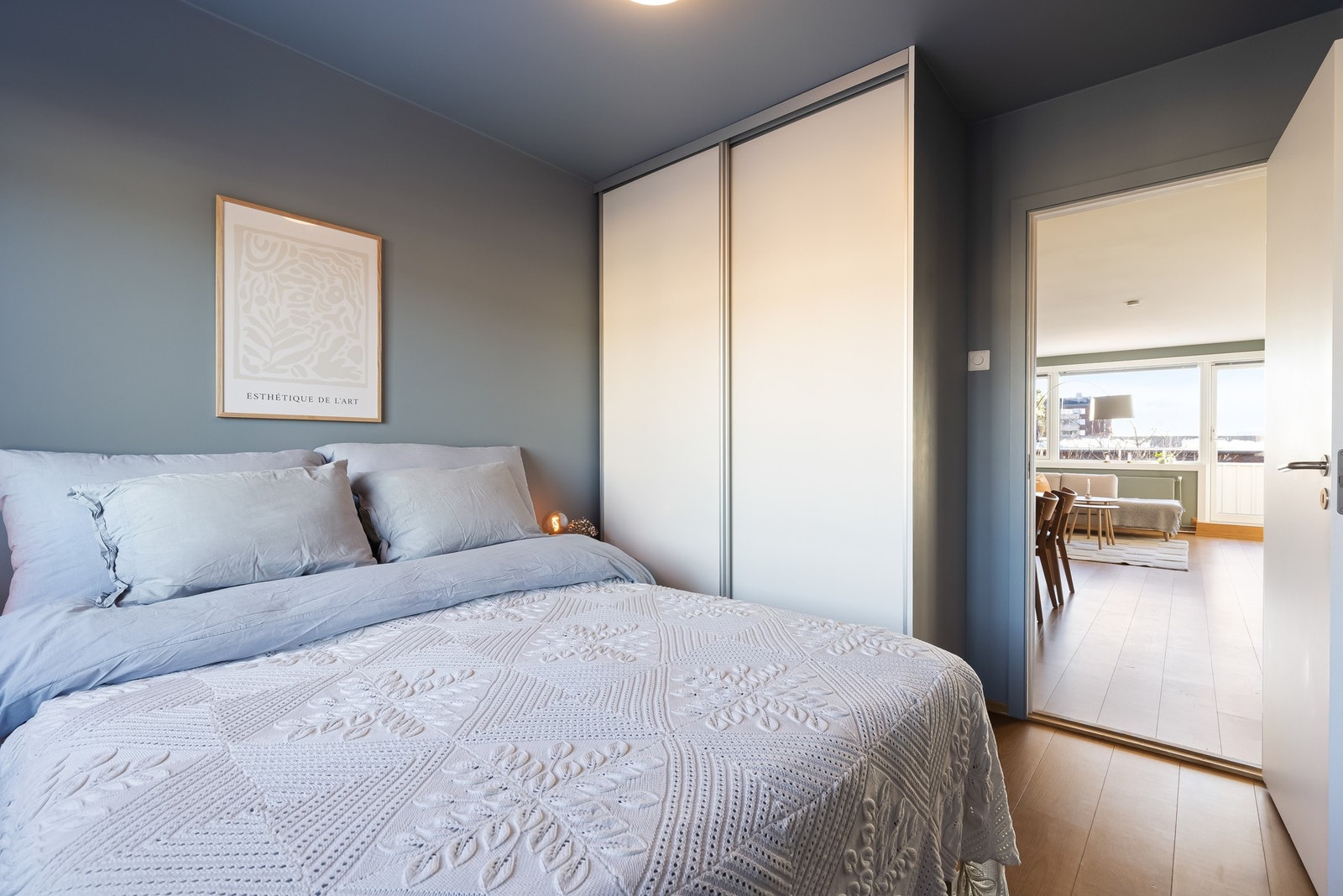 På soverommet har du plass til skyvedørsgarderobe som medfølger ved salg. Galleribilde