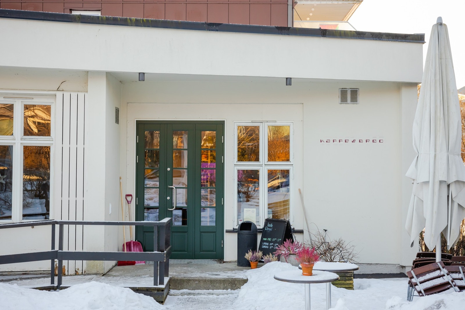 I gåavstand fra leiligheten finner du den lokale kafeen "kaffe og brød". Her kan man nyte deilig bakst i solen. Galleribilde