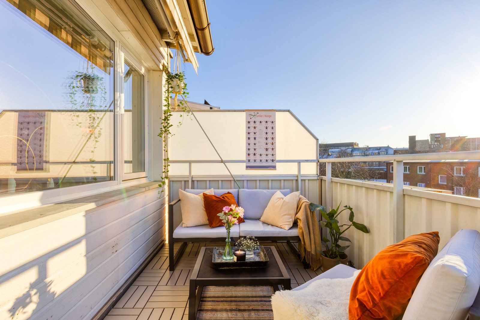 Fra stuen er det utgang til den herlige, vestvendte balkongen på ca. 9 kvm, med en flott utsikt mot frodige og grønne omgivelser. Galleribilde