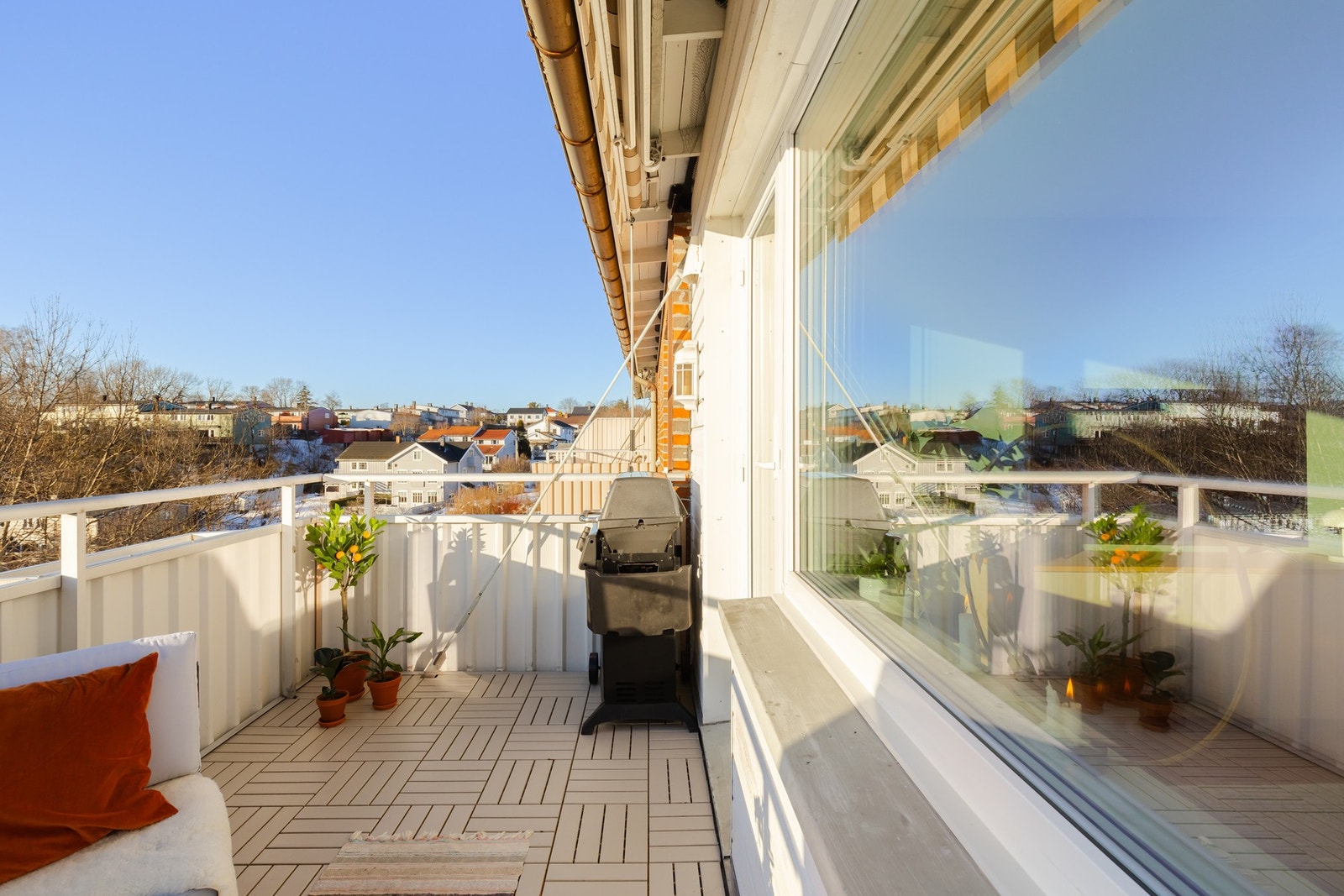 Balkongen byr på god plass til utemøbler, beplantning og grill (borettslaget tillater elektrisk og gass). Her ligger alt til rette for at de solfylte dagene kan nytes her ute! Galleribilde