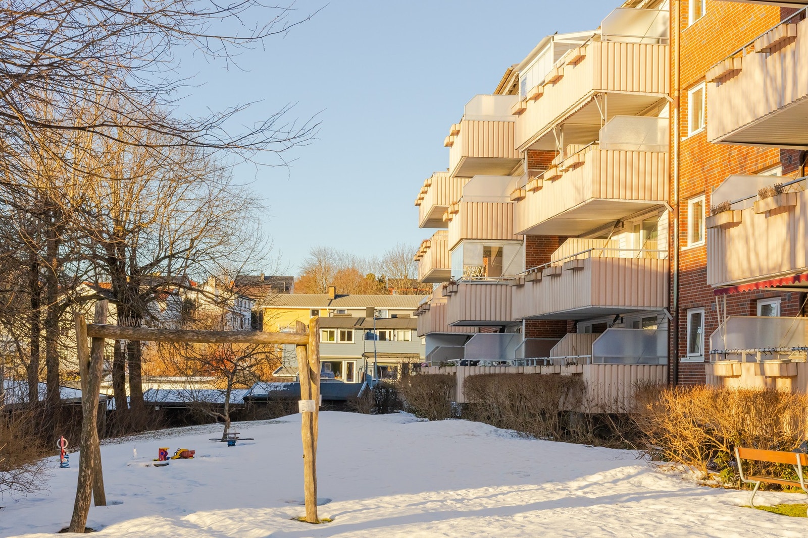 Veldrevet borettslag med fint opparbeidet fellesområde med busker, benker og lekeapparat. Galleribilde