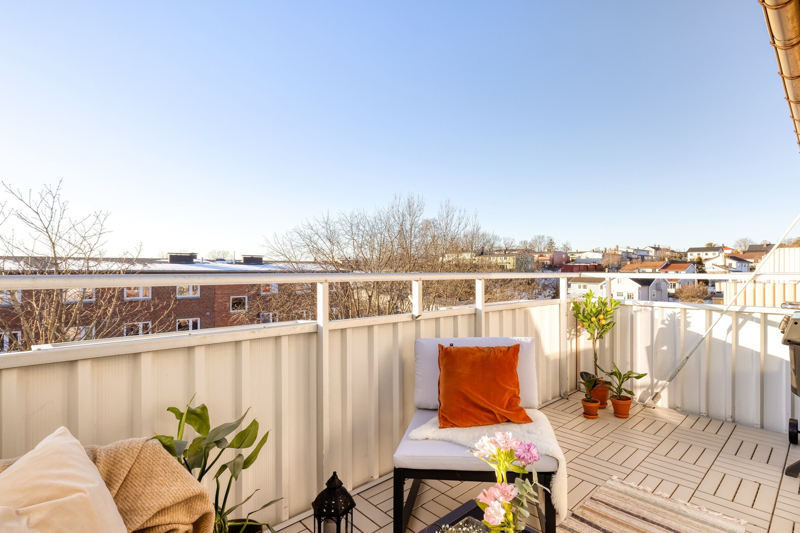 Her er det gode solforhold på sommerstid, ca. fra kl 10-22 sommerstid. Galleribilde