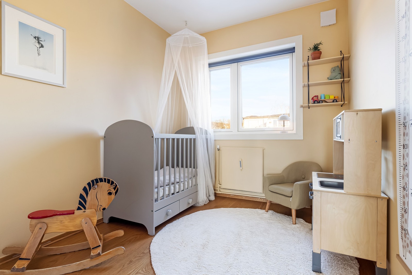 Soverom nummer to passer perfekt som barnerom, gjesterom eller kontor. Rommet ble malt i 2023. Galleribilde