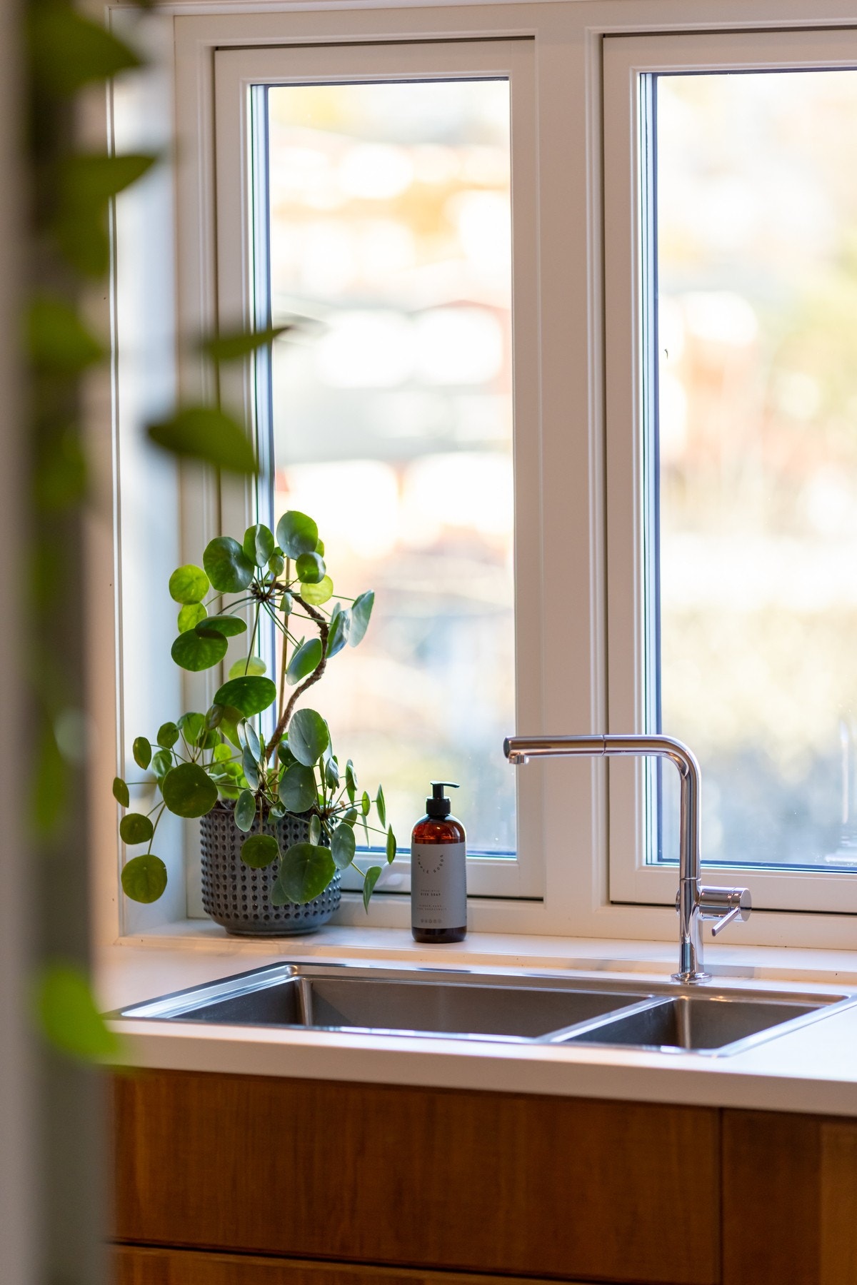 Her får du godt med både skap- og benkeplass, noe som gir en funksjonell og effektiv kjøkkenopplevelse. Galleribilde