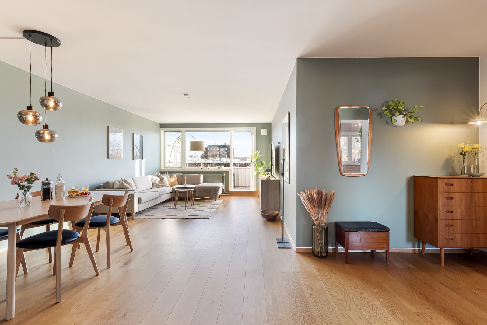 I stuen er det naturlige soner for møblering. Her har du plass til sofa og tilhørende møblement. Galleribilde