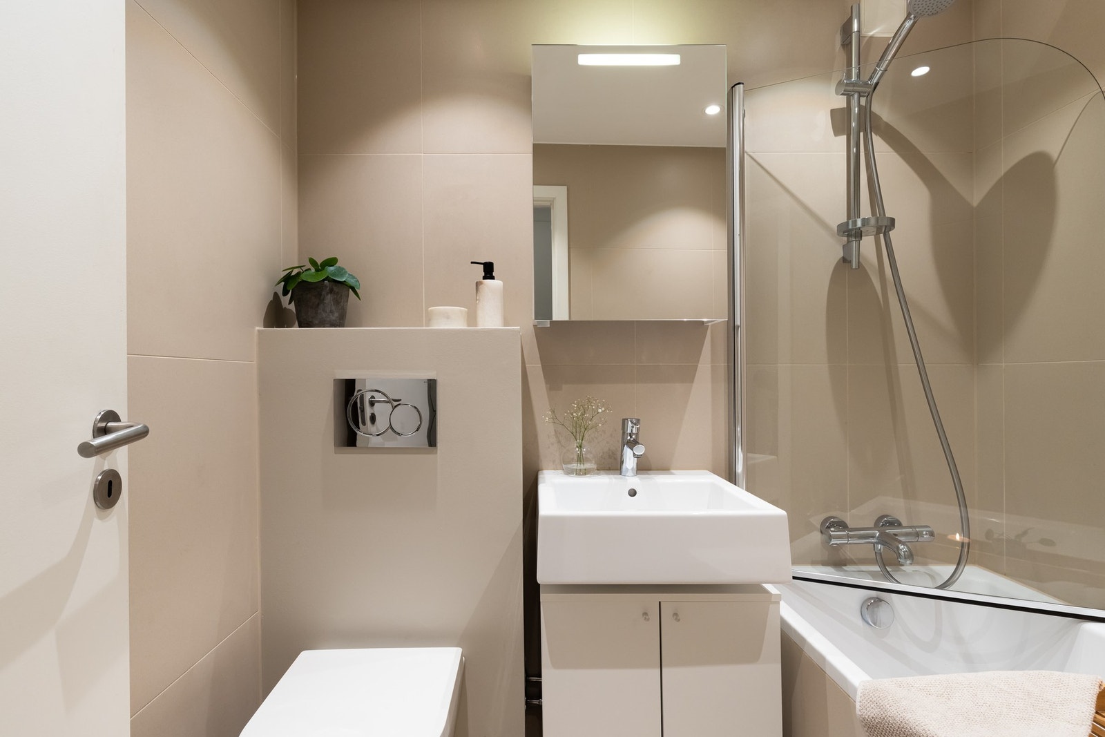 Pent og funksjonelt baderom fra 2014 med moderne standard. Både sisterne, toalett og vannlås er nytt fra 2025. Galleribilde