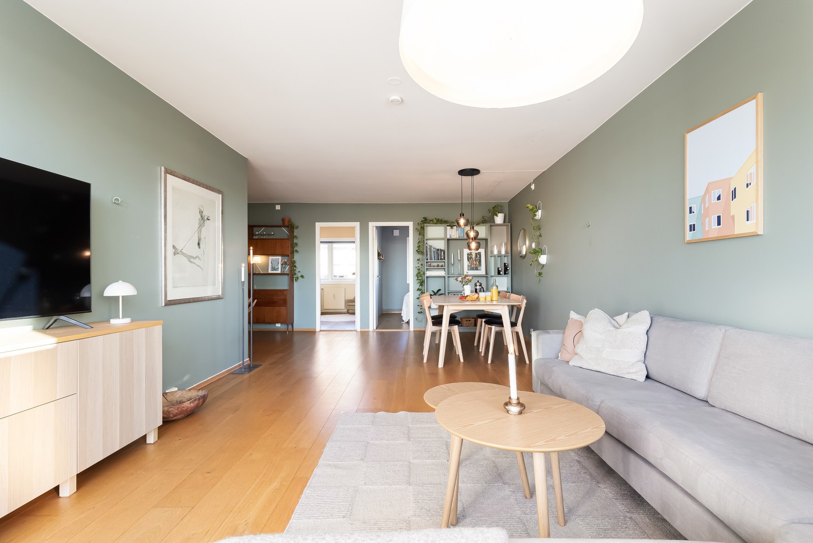 Leiligheten holder i tillegg en god planløsning med moderne fargevalg og 1-stavs laminat på gulv. Galleribilde