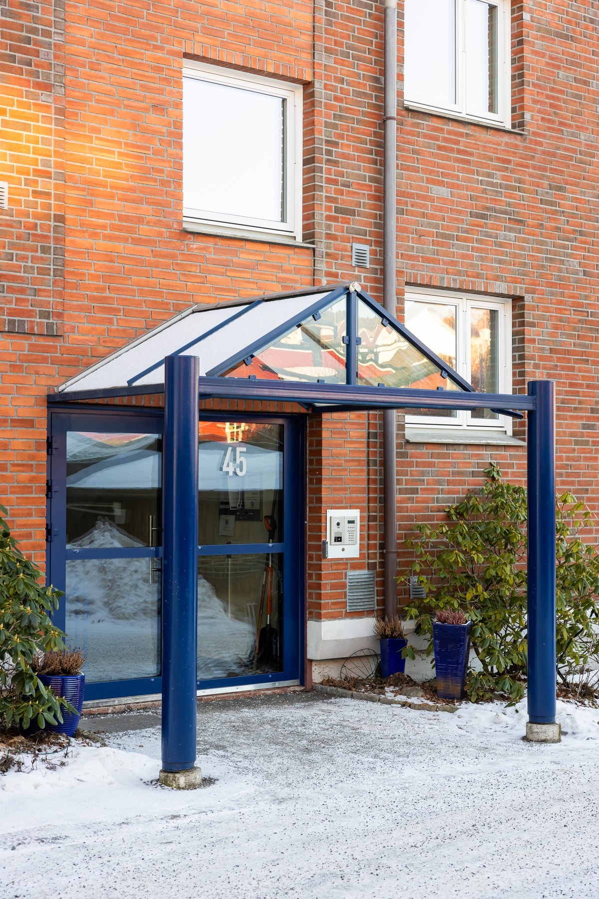 Boligblokkens inngangsparti. Galleribilde