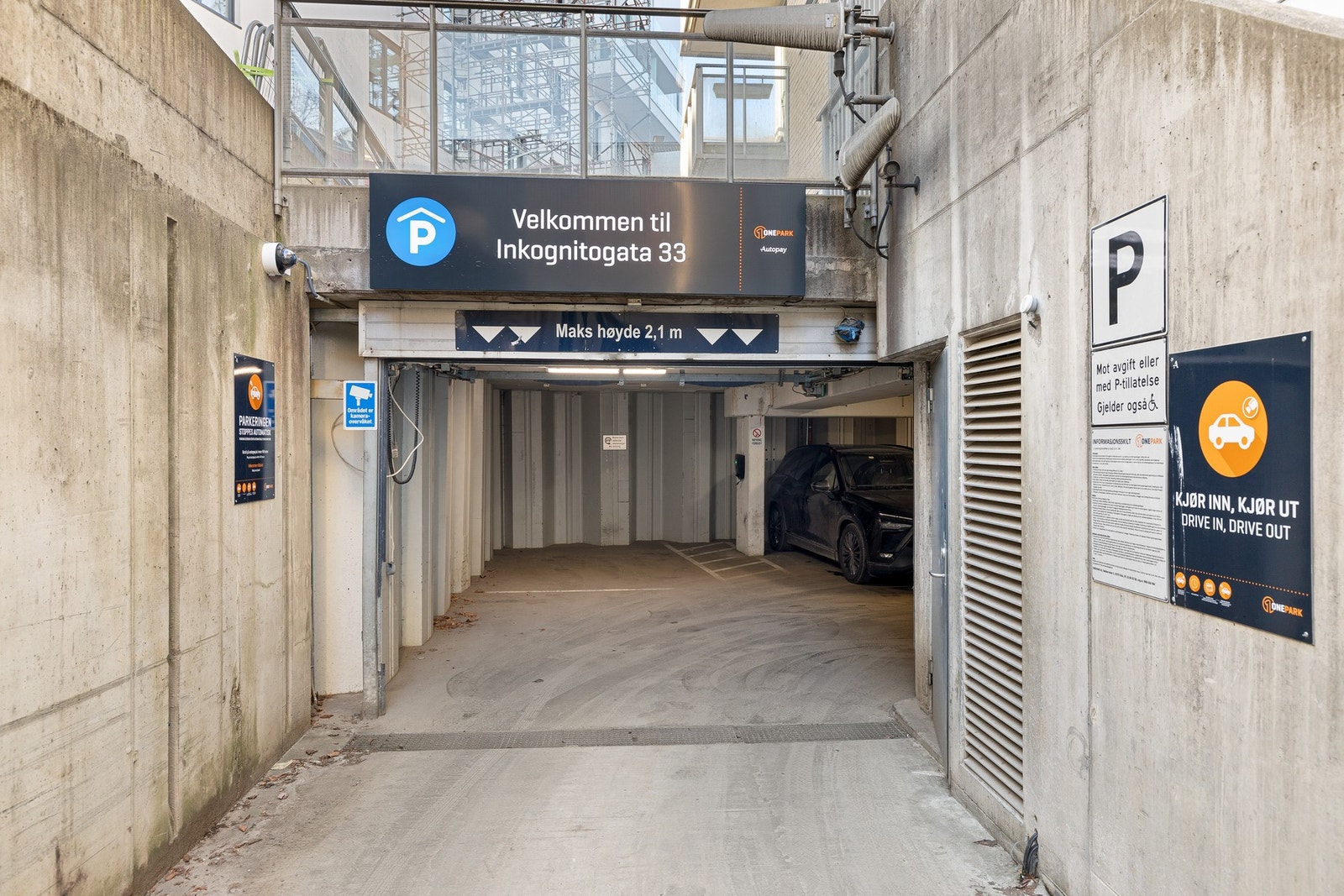 Det er et garasjeanlegg i boligblokkens kjeller som driftes av One Park. Dersom man ønsker å leie plass, kan dette gjøres gjennom deres nettside. Galleribilde