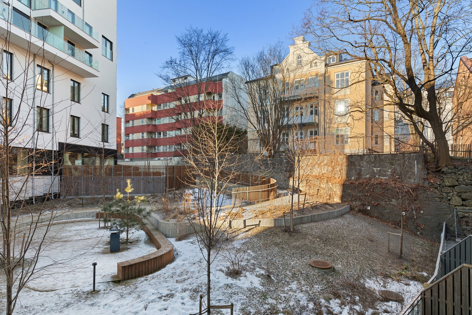 Hyggelig og stille gårdsrom med flere sittegrupper. Galleribilde