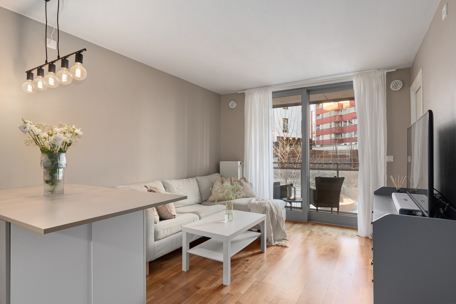 Du har god plass til sofa og enkel møblering i stuen Galleribilde