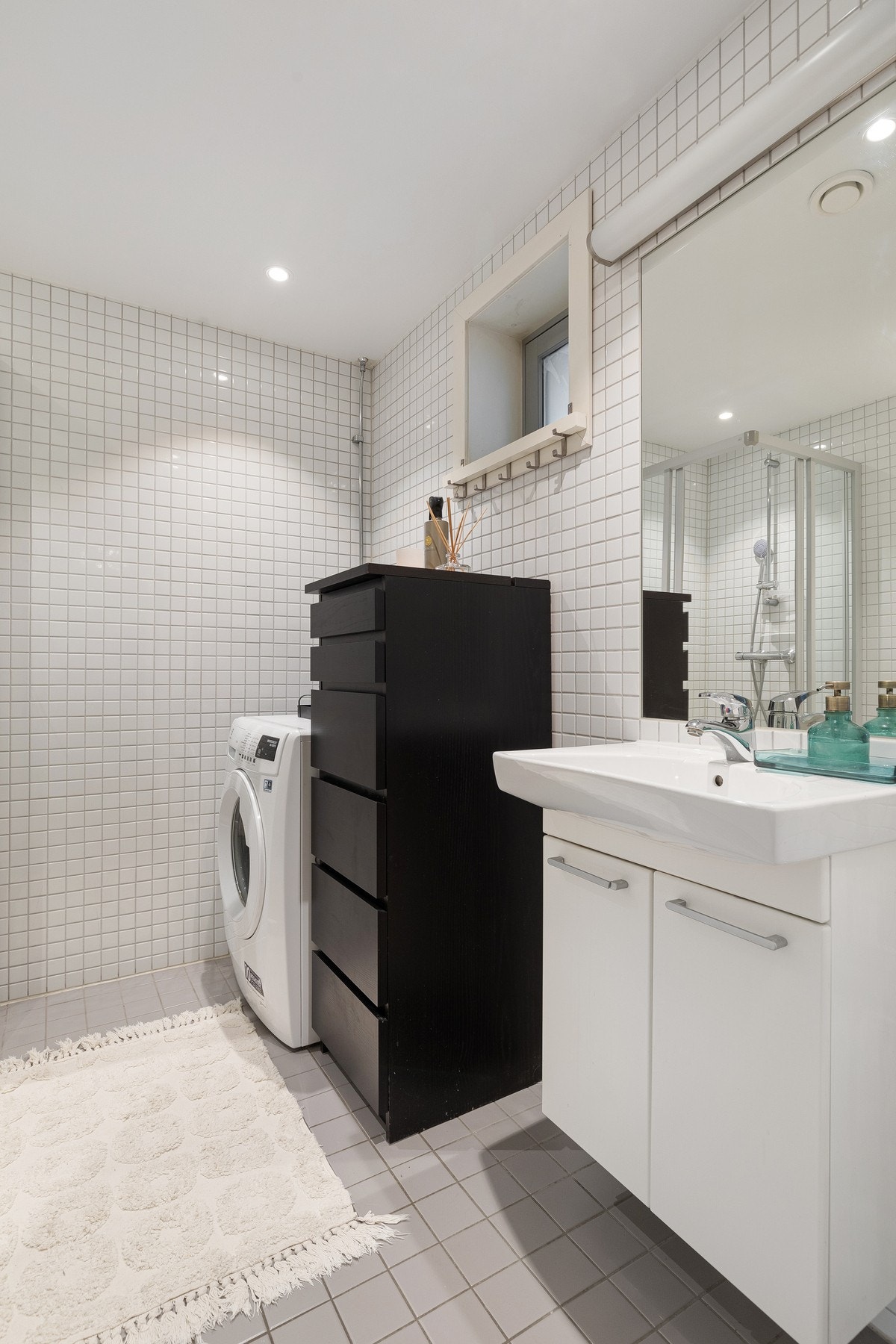 Badet har opplegg for vaskemaskin/tørketrommel Galleribilde