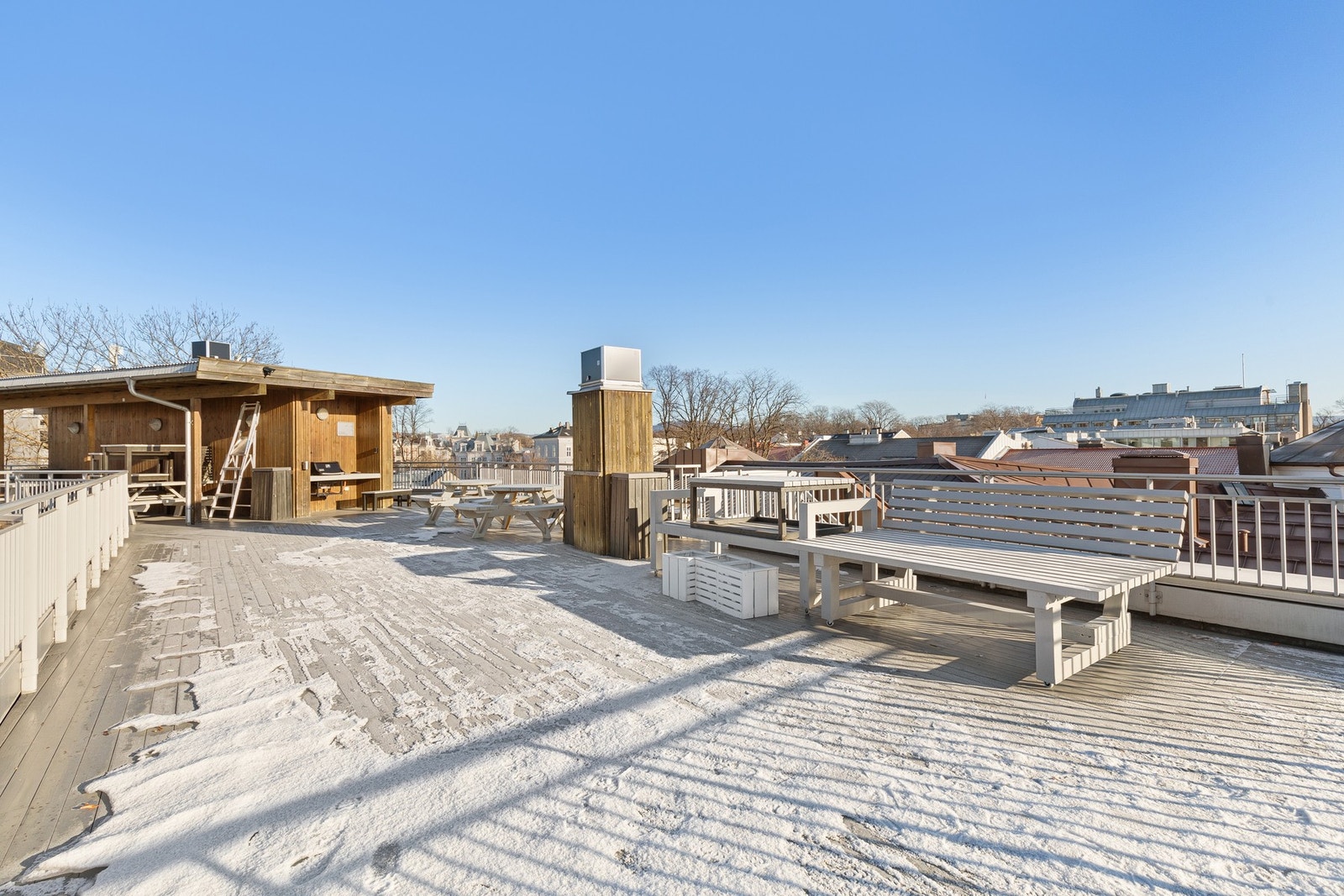 Felles takterrasse med utemøblering, grillplass samt toalettrom. Her kan du nyte fantastiske solforhold og utsikt mot nærområdet Galleribilde