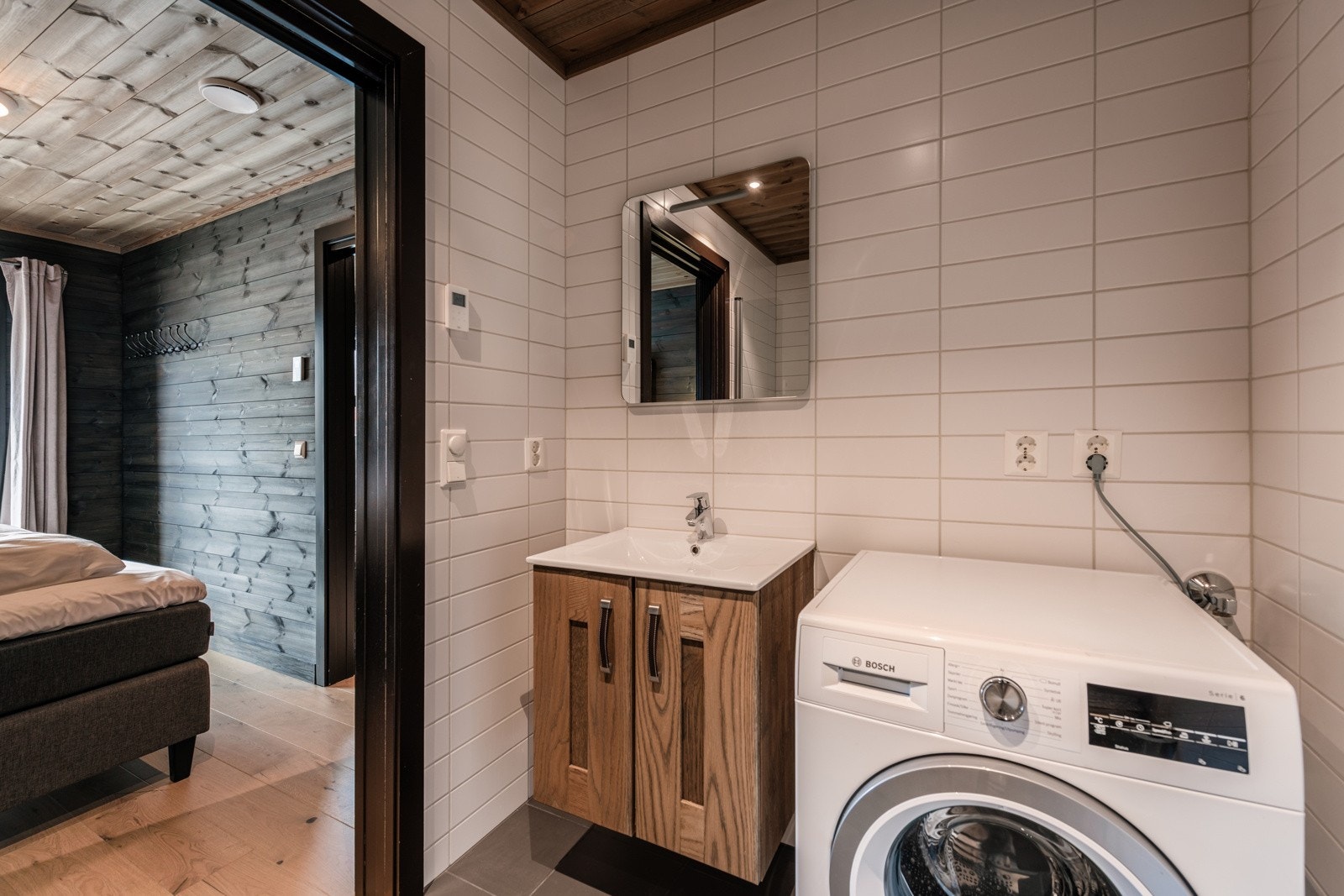 Baderomsinnredning og opplegg for vaskemaskin. Galleribilde