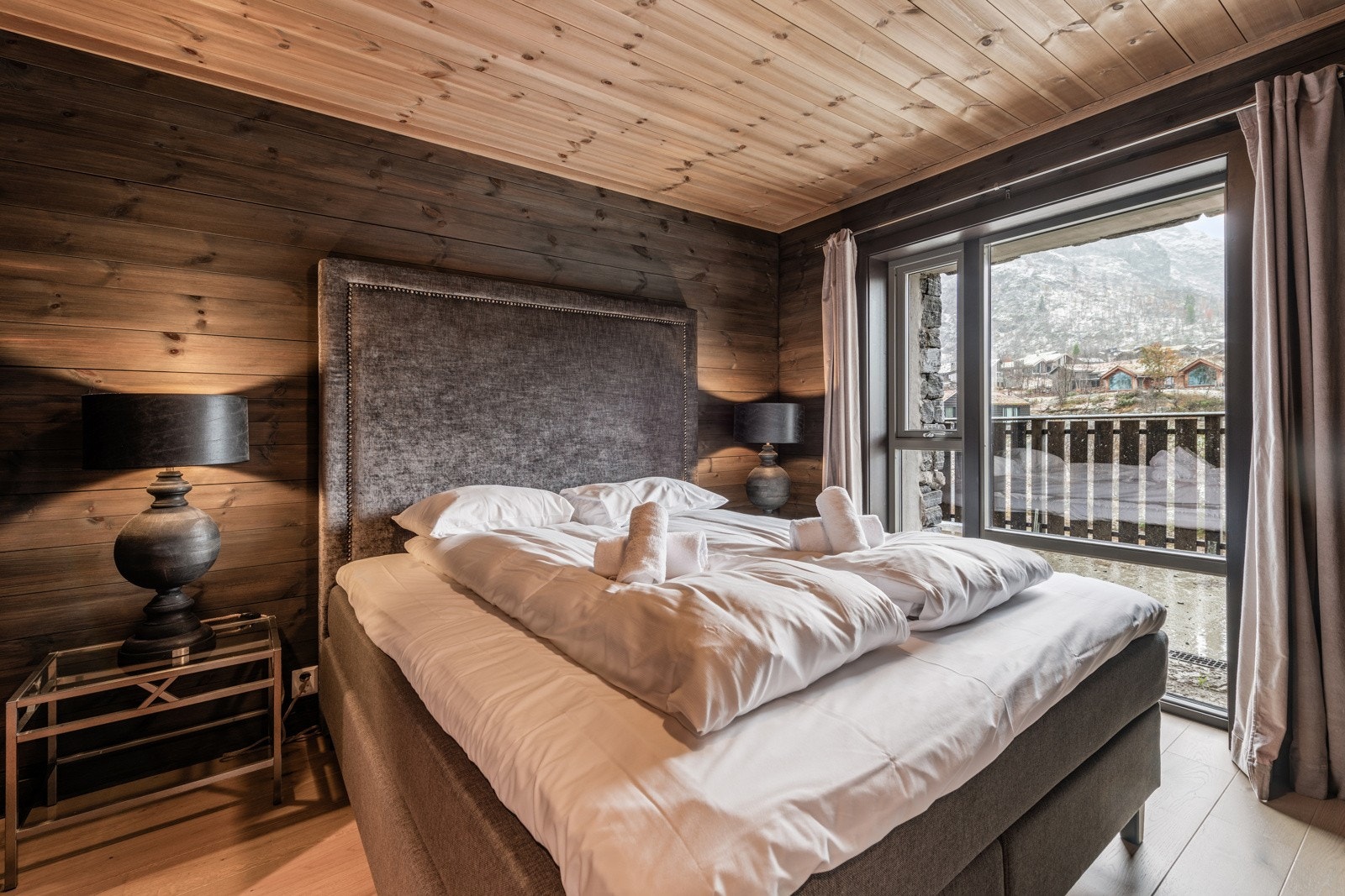 Soverommet med utsikt ut mot fjellene og alpinbakken Galleribilde