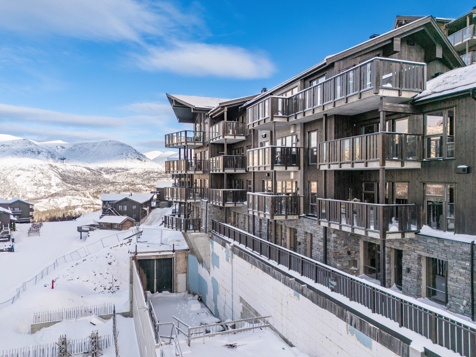 Flott utsikt mot snøkledde topper Galleribilde