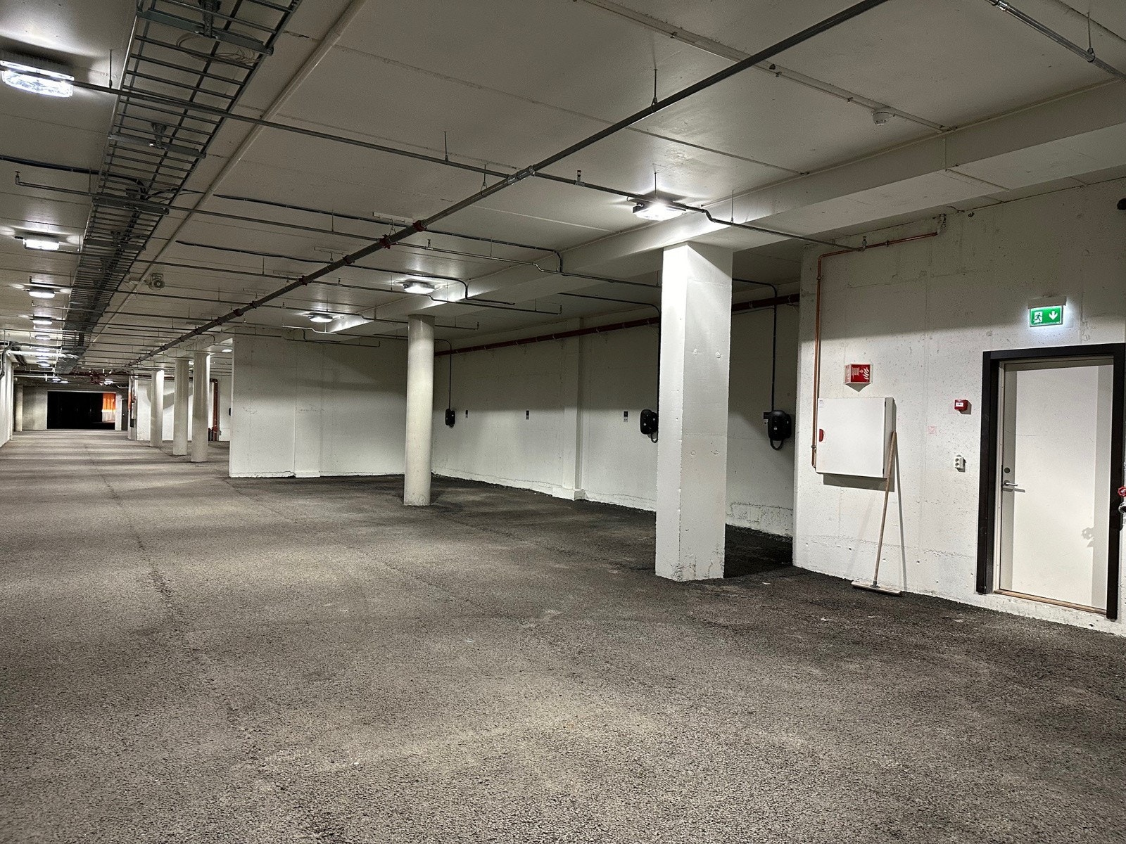 Egen garasjeplass med el-billader Galleribilde