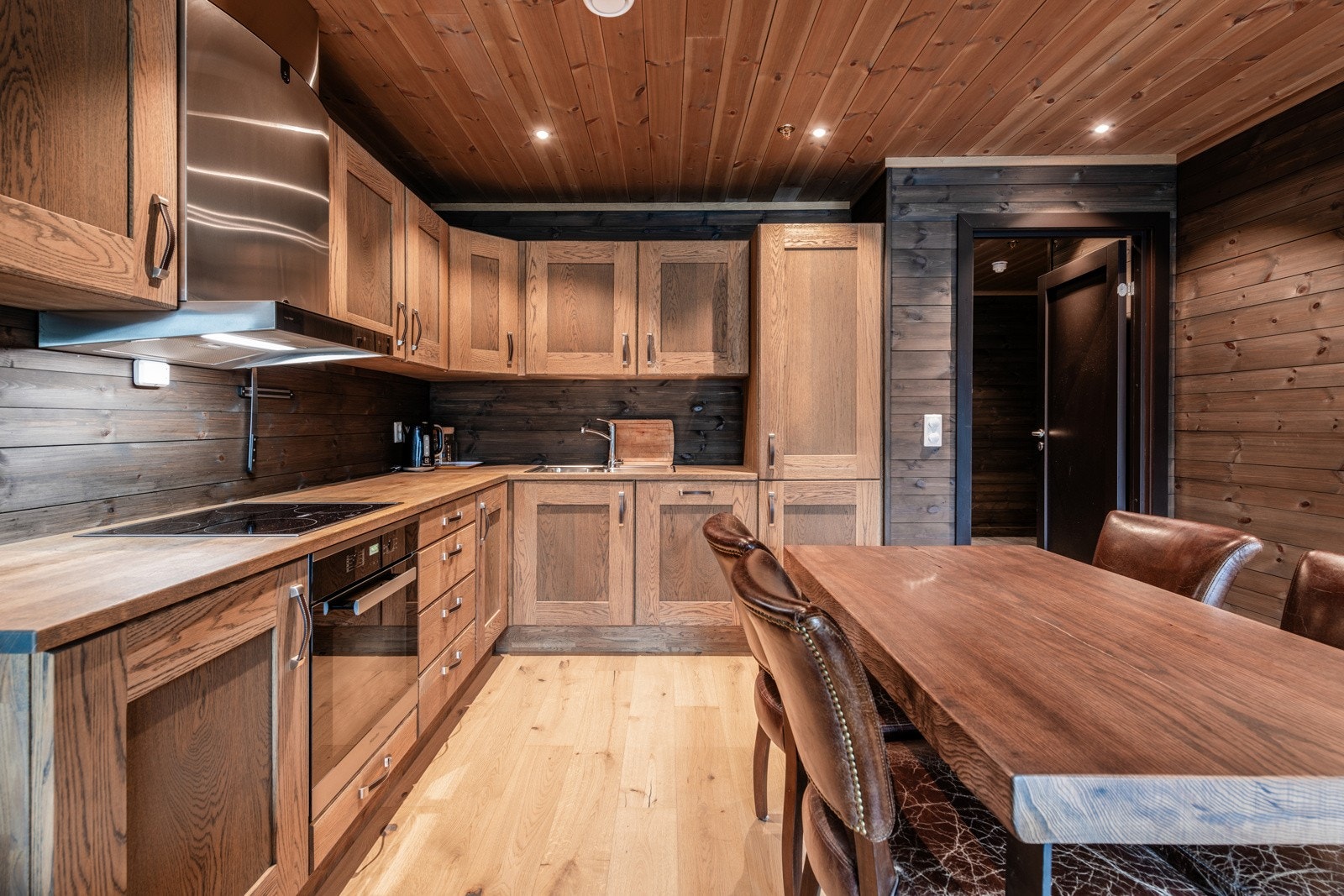 Kjøkkeninnredning med integrerte hvitevarer Galleribilde