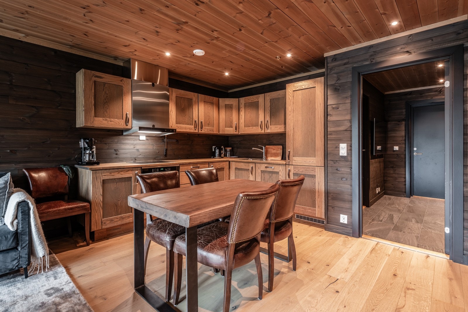 Fint og moderne kjøkken med innredning i heltre eik, og heltre eik benkeplate. Galleribilde