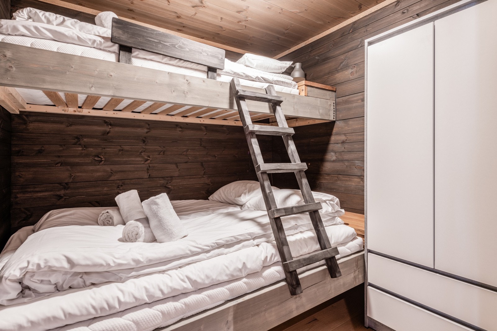 Sovealkove med plassbygd familekøye og garderobeskap Galleribilde