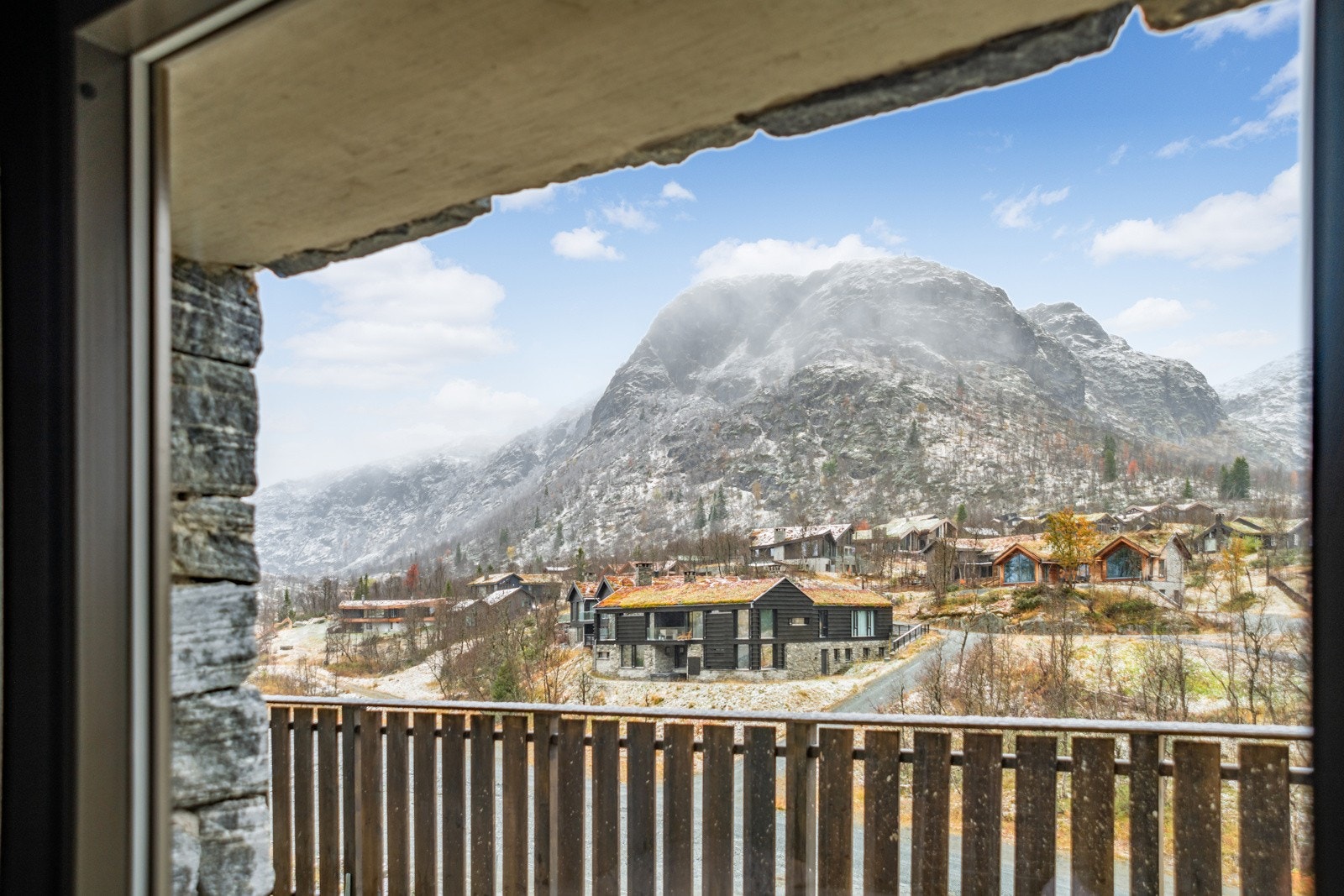 980 moh har du flott utsikt mot fjellene omkring Galleribilde