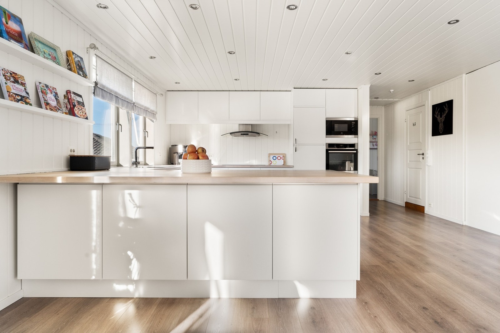 En barløsning fungerer som samlingspunkt mot stuen, perfekt til måltider og gode samtaler, men også for lekselesing mens middagen tilberedes. Galleribilde