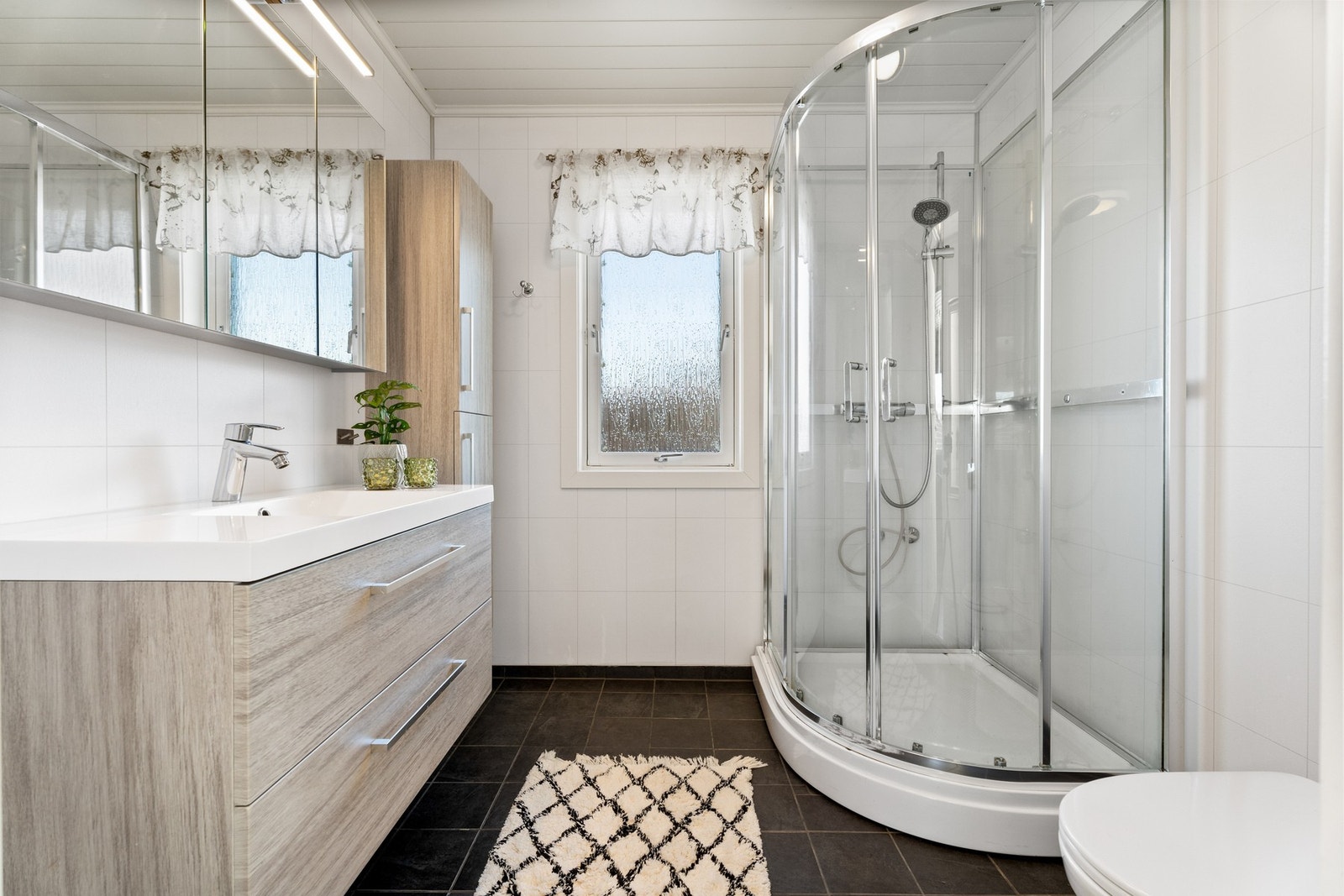 Varmekabler er montert, og badet har toalett og dusjkabinett. Galleribilde