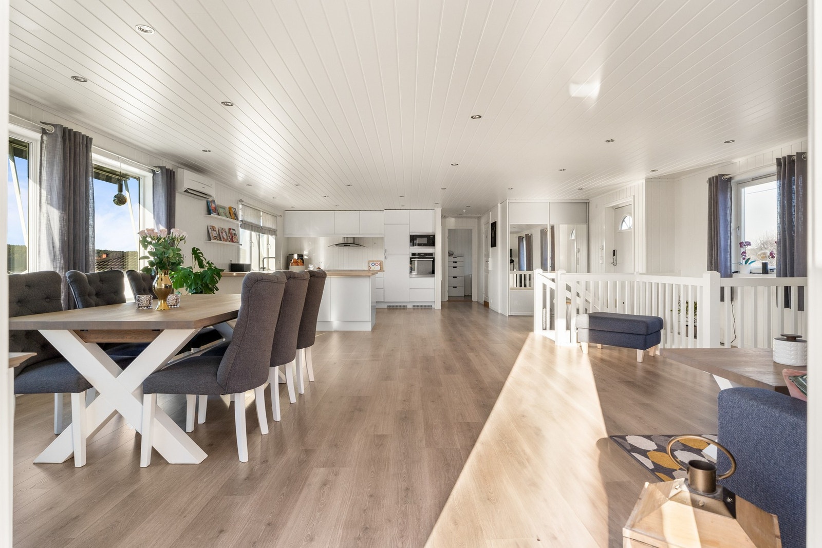 Mellom kjøkkenet og spisesonen har stuen en varmepumpe for jevn og behagelig varme. Galleribilde