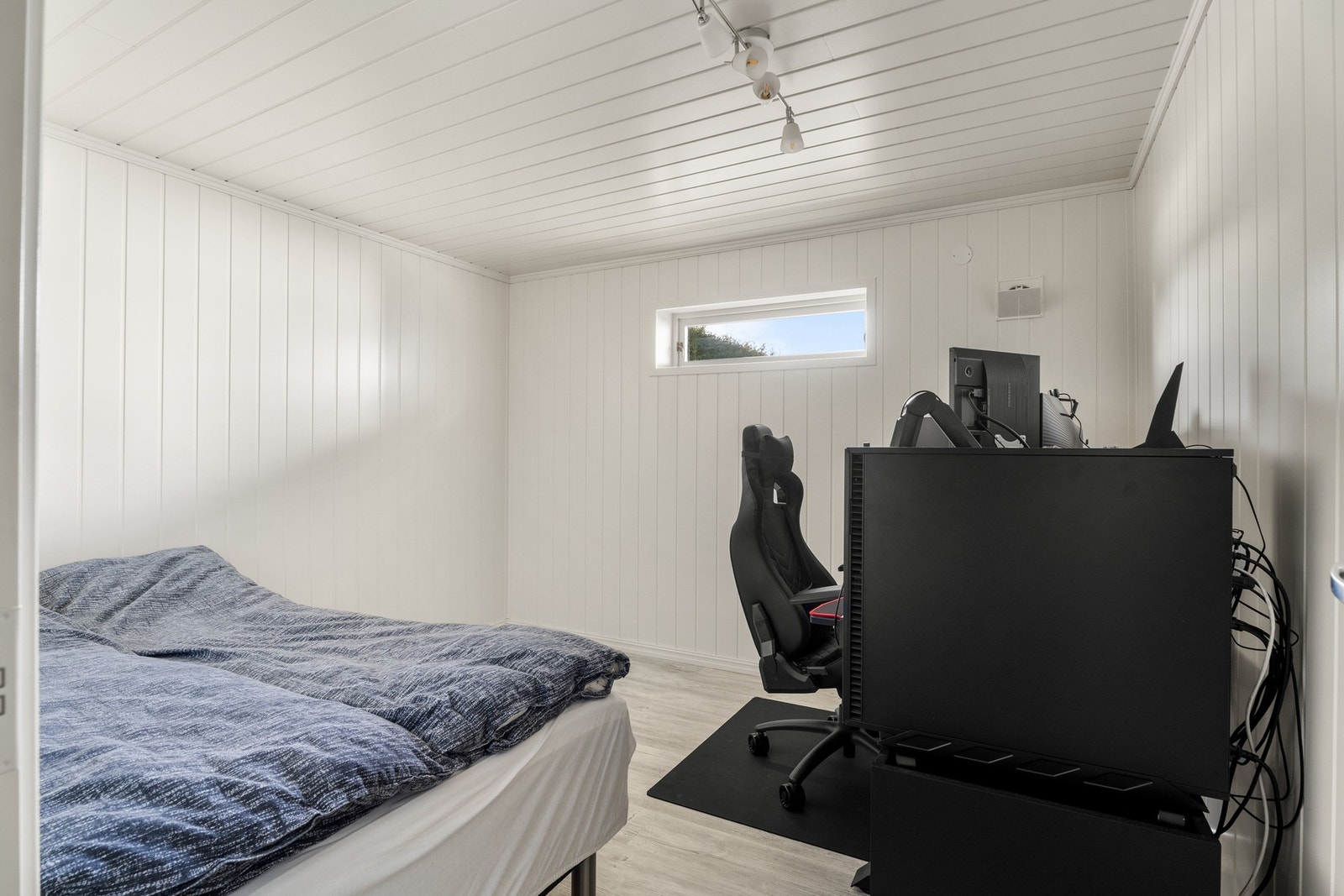 kjelleretasjen finner man to innredede rom, som i dag benyttes som soverom. Galleribilde