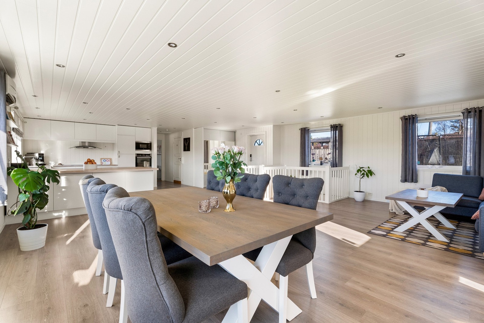 Her samles venner og familie for hyggelige måltider rundt et langbord. Galleribilde