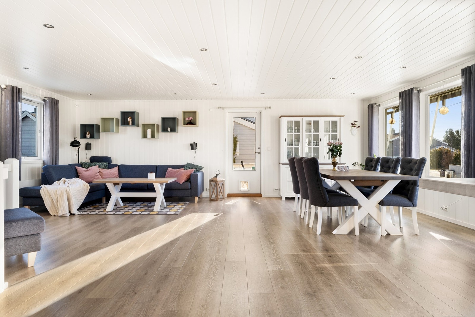 Dagslyset i stuen suppleres ypperlig av downlights i taket, og laminatgulvet står godt til hvitmalte panelplater på veggene. Galleribilde
