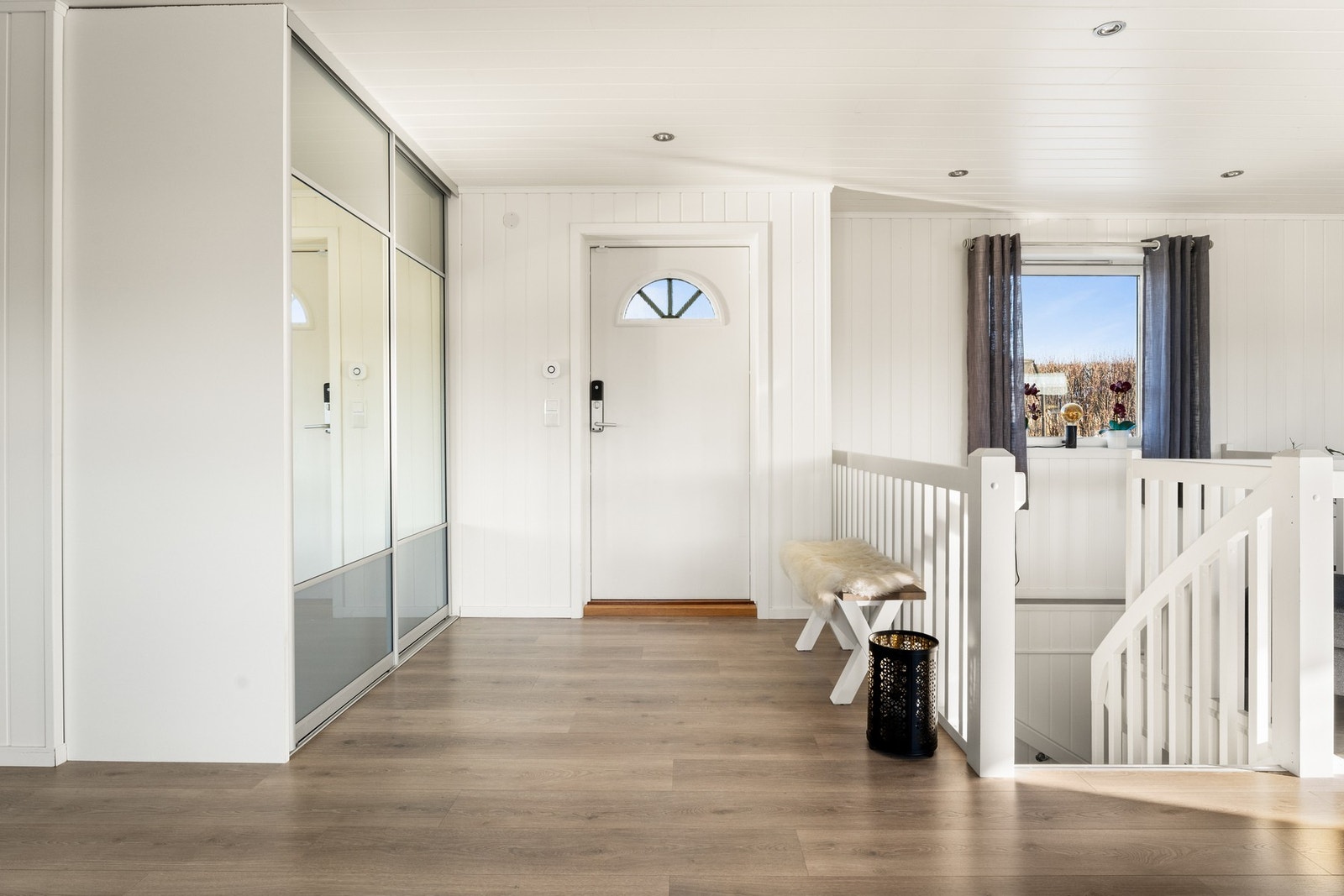 Downlights er installert, og yttertøyet ryddes enkelt bort i en stor og plassbygget skyvedørsgarderobe med dels speilfronter. Galleribilde
