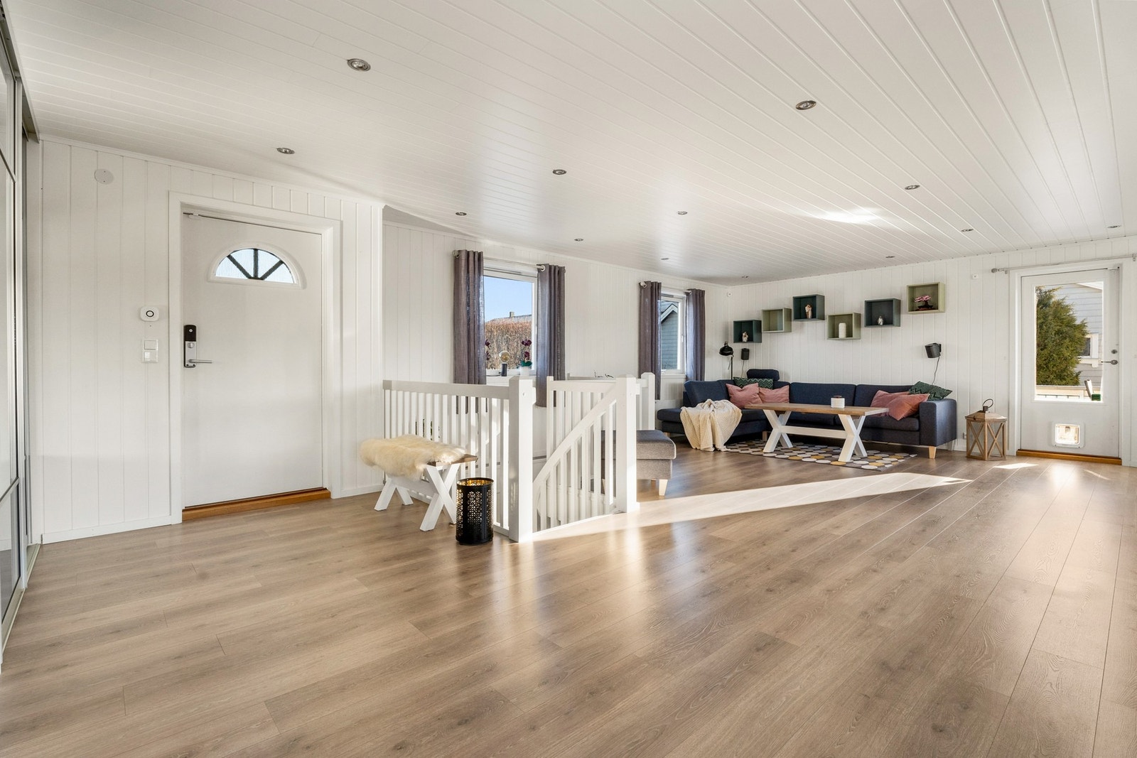 Stue
Sammen med kjøkkenet utgjør stuen et åpent og innbydende allrom, med god møbleringsfrihet og fint gjennomlys via vinduer på begge sider av rommet. Galleribilde