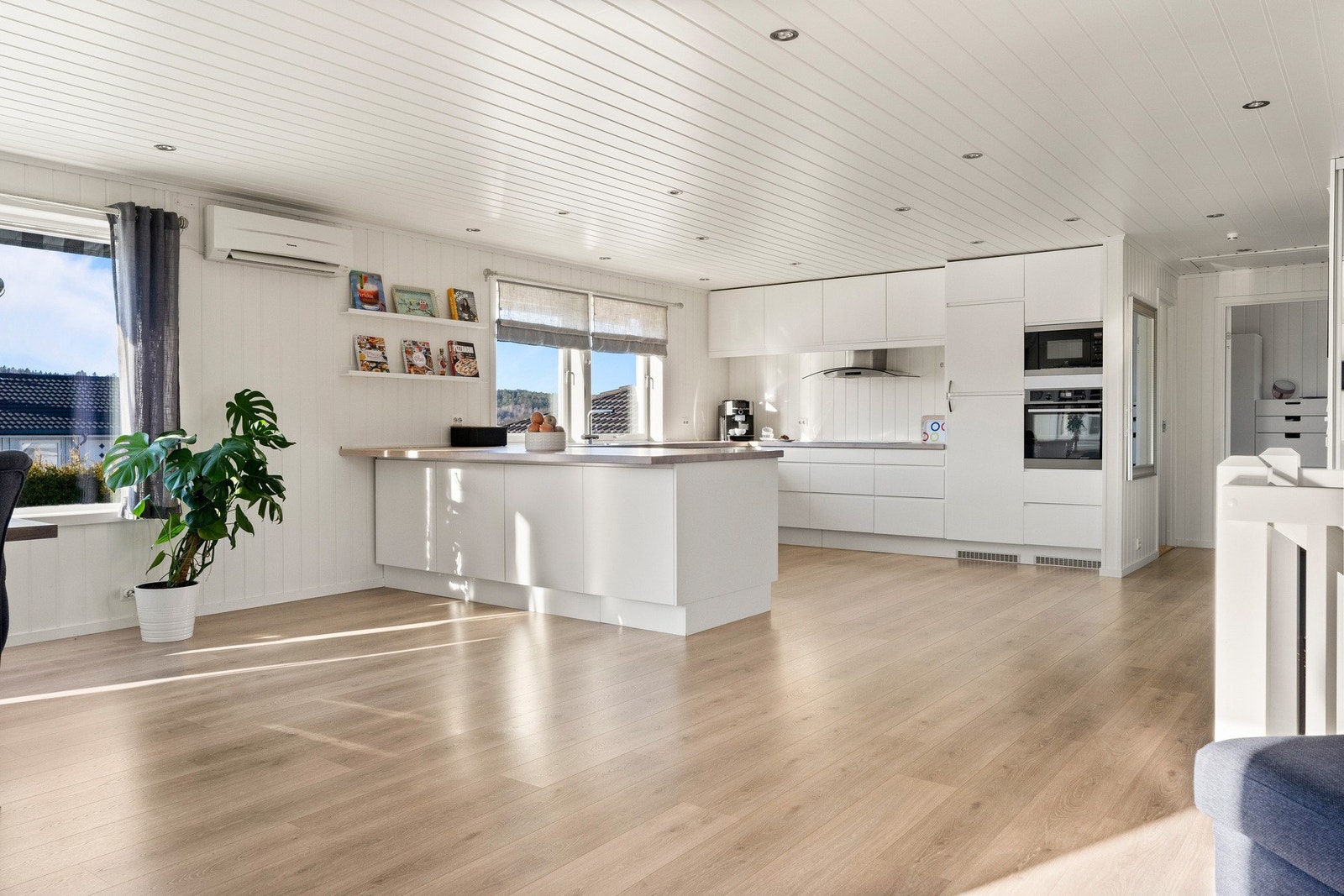 Kjøkkenet er stilrent og moderne, oppført i en smart u-form med god skap- og benkeplass. Galleribilde