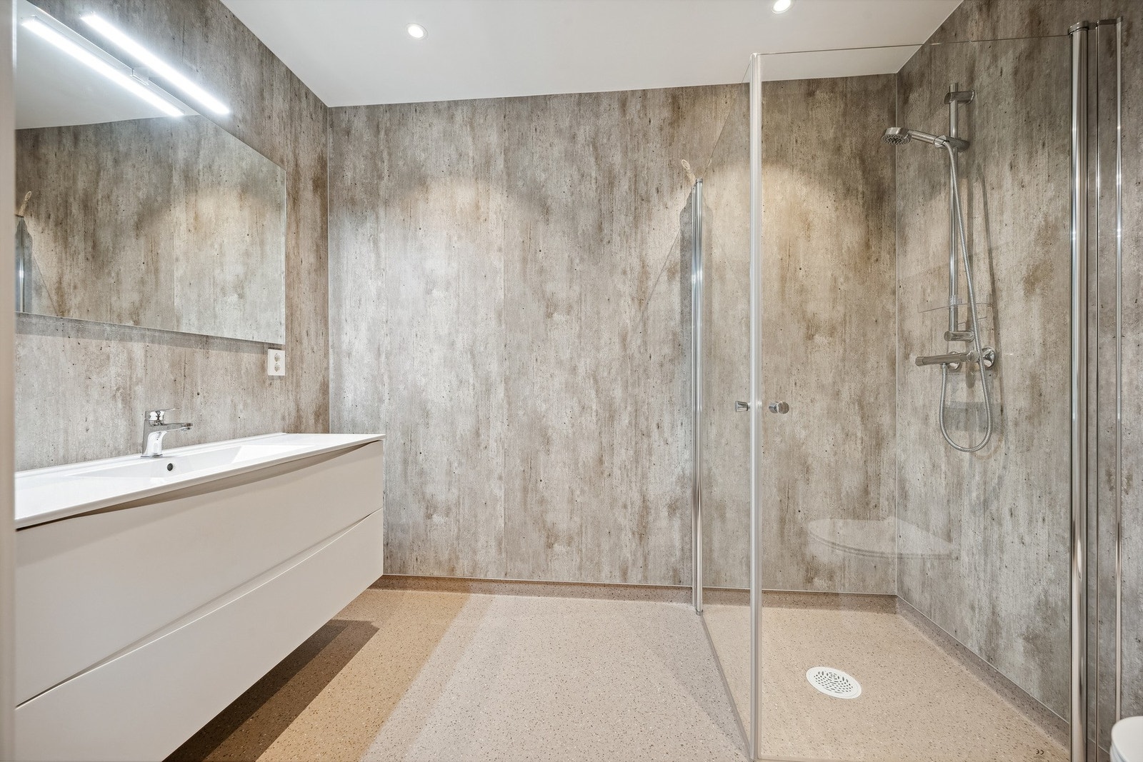 Leiligheten har 2 bad. Hovedbadet er av god størrelse og er innredet med romslig dusjhjørne, baderomsinnredning og vegghengt toalett Galleribilde