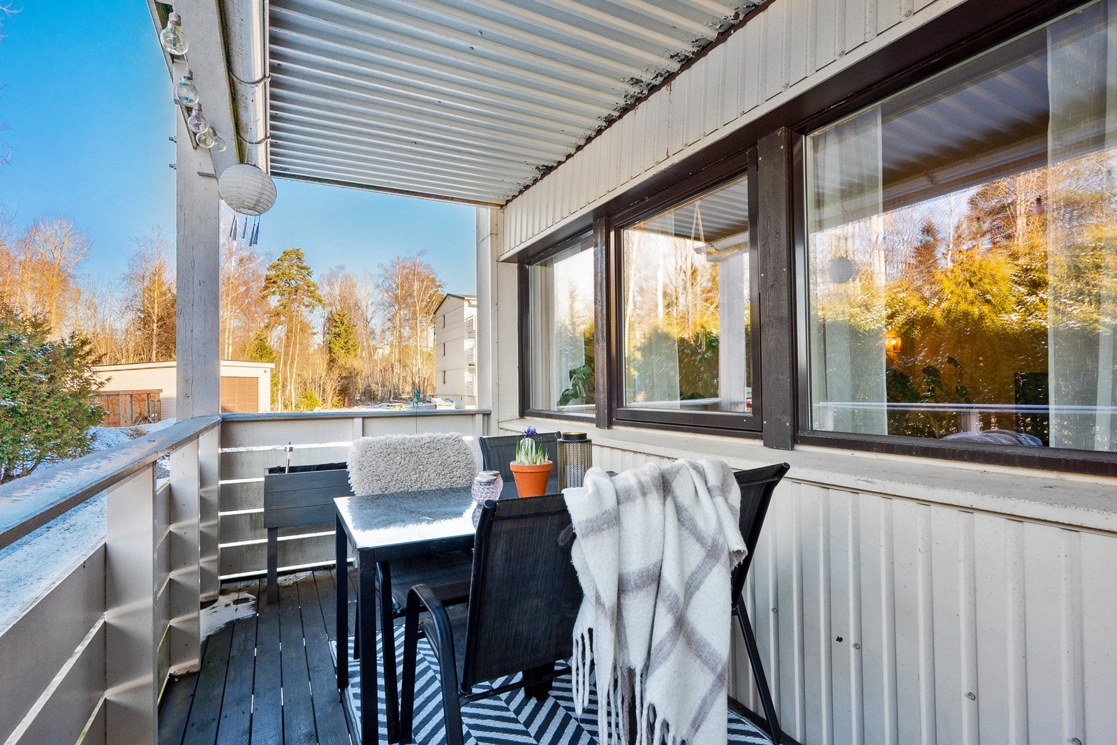 Verandaen er overbygd med plass til utemøblement og tregulv for en lunere følelse. Galleribilde