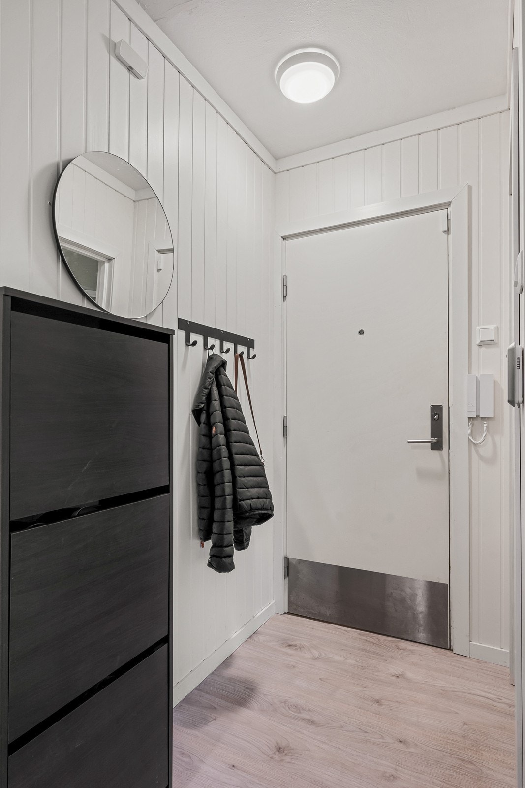 Vel inne har entreen knaggrekke og plass til skoskap, garderobemøbel el.l. Galleribilde