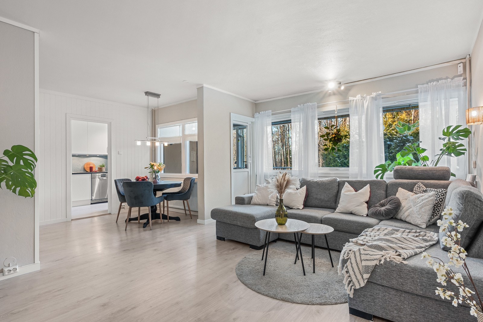 Fra stuen er det utgang til sydvestvendt veranda på 14 kvm. Galleribilde