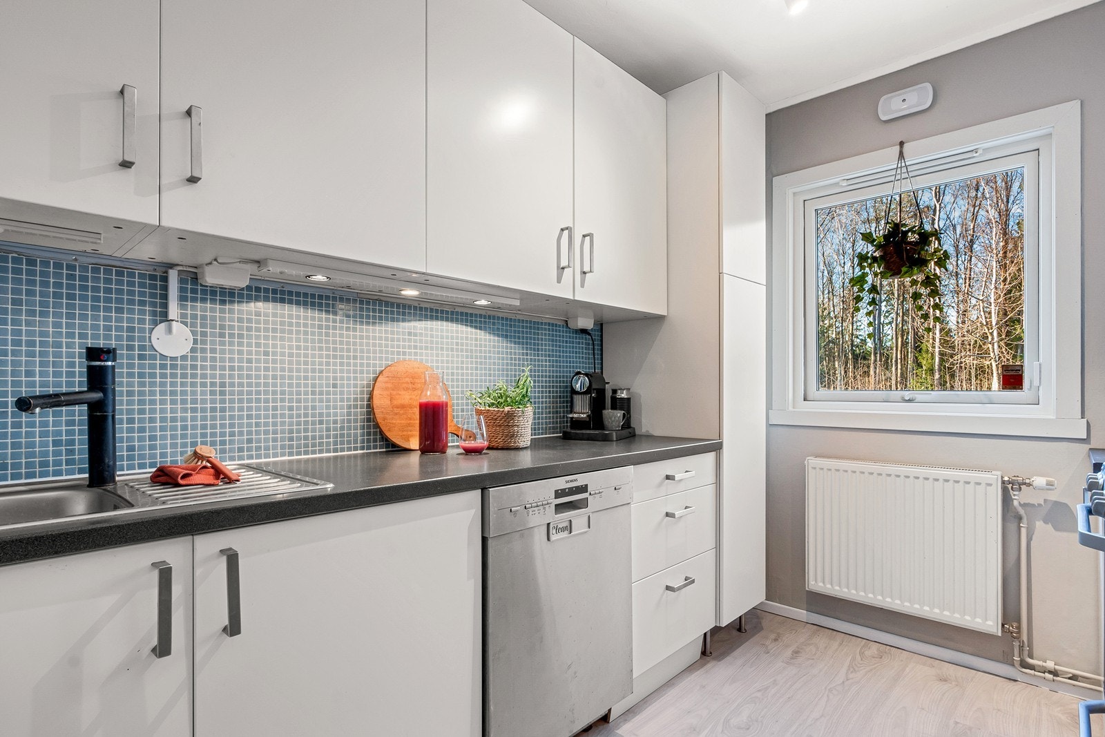 Hvitevarene medfølger og rommet har et stort vindu med samme utsyn som uteplassen - grønt og landlig. Galleribilde