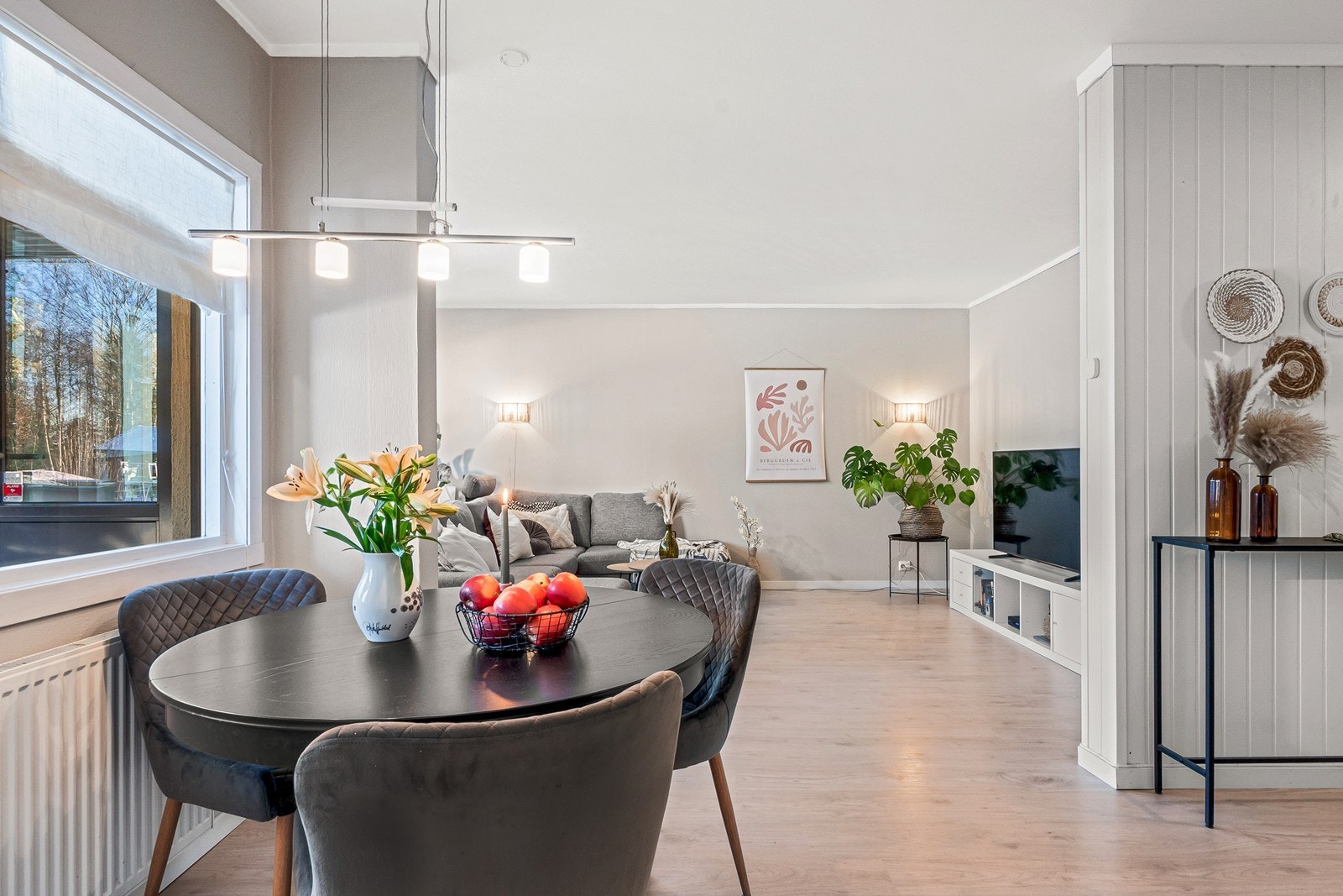 Stuens utforming gir naturlig inndeling i møberingssoner for både sofaløsning og spisestue. Galleribilde