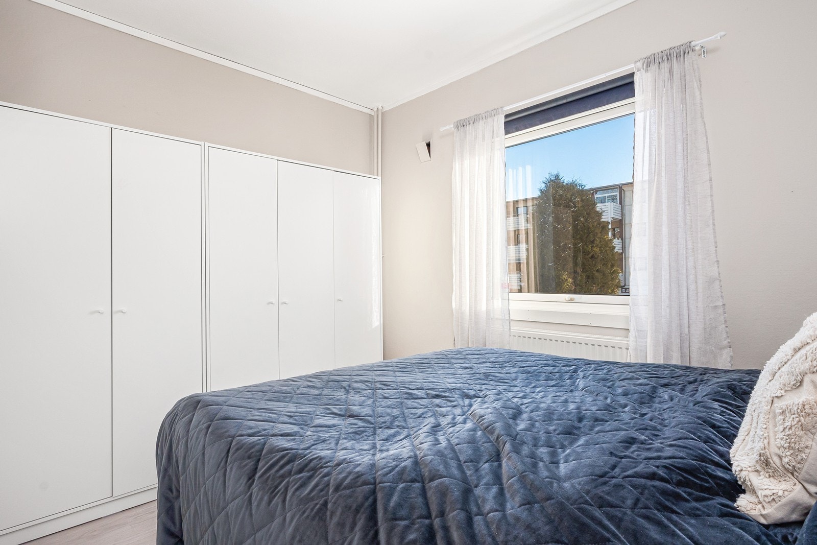 Dagens hovedsoverom er innredet med stort garderobeskap for enkel orden i klær og tilbehør. Galleribilde