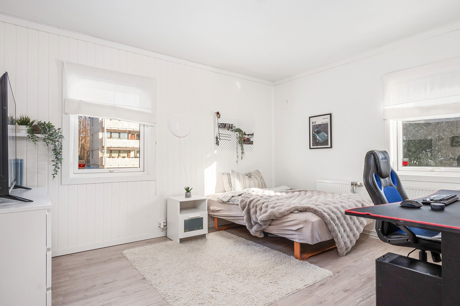 Soverom 2 er brukt som ungdomsrom i dagens løsning, med plass til både seng, TV-møblement og stor kontorpult. Galleribilde