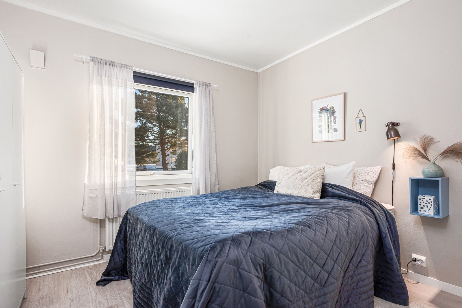 Boligen har to soverom med meget god størrelse, begge med plass til dobbeltseng med tilhørende møblement. Galleribilde